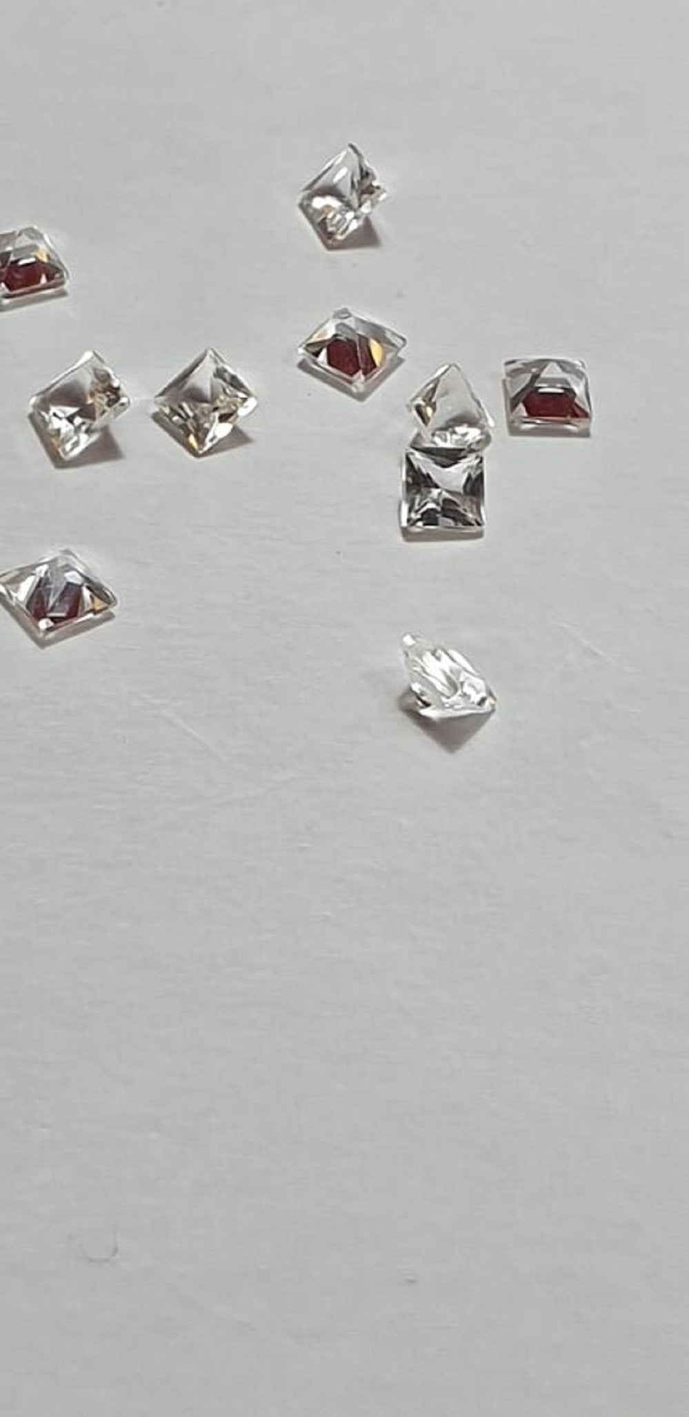 0;45 Carat Weißtopas Edelstein 4 x 4 mm in AAA Qualität  Sammlerstein zum fassen