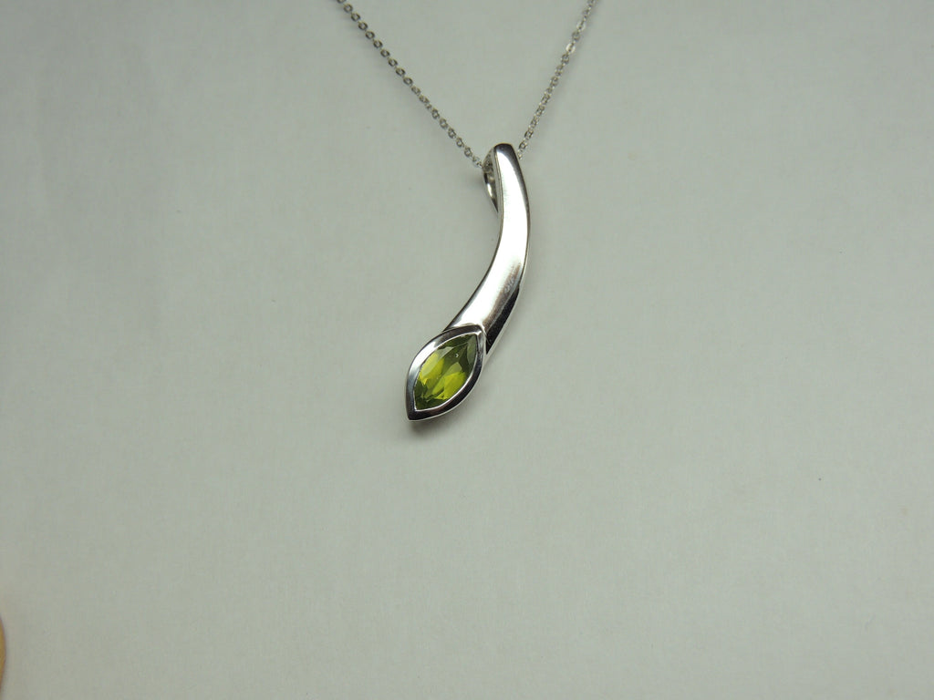 Design pur 0,85 Carat Peridot Anhanger 925 Silber Collier Kette maigraner Edelstein
