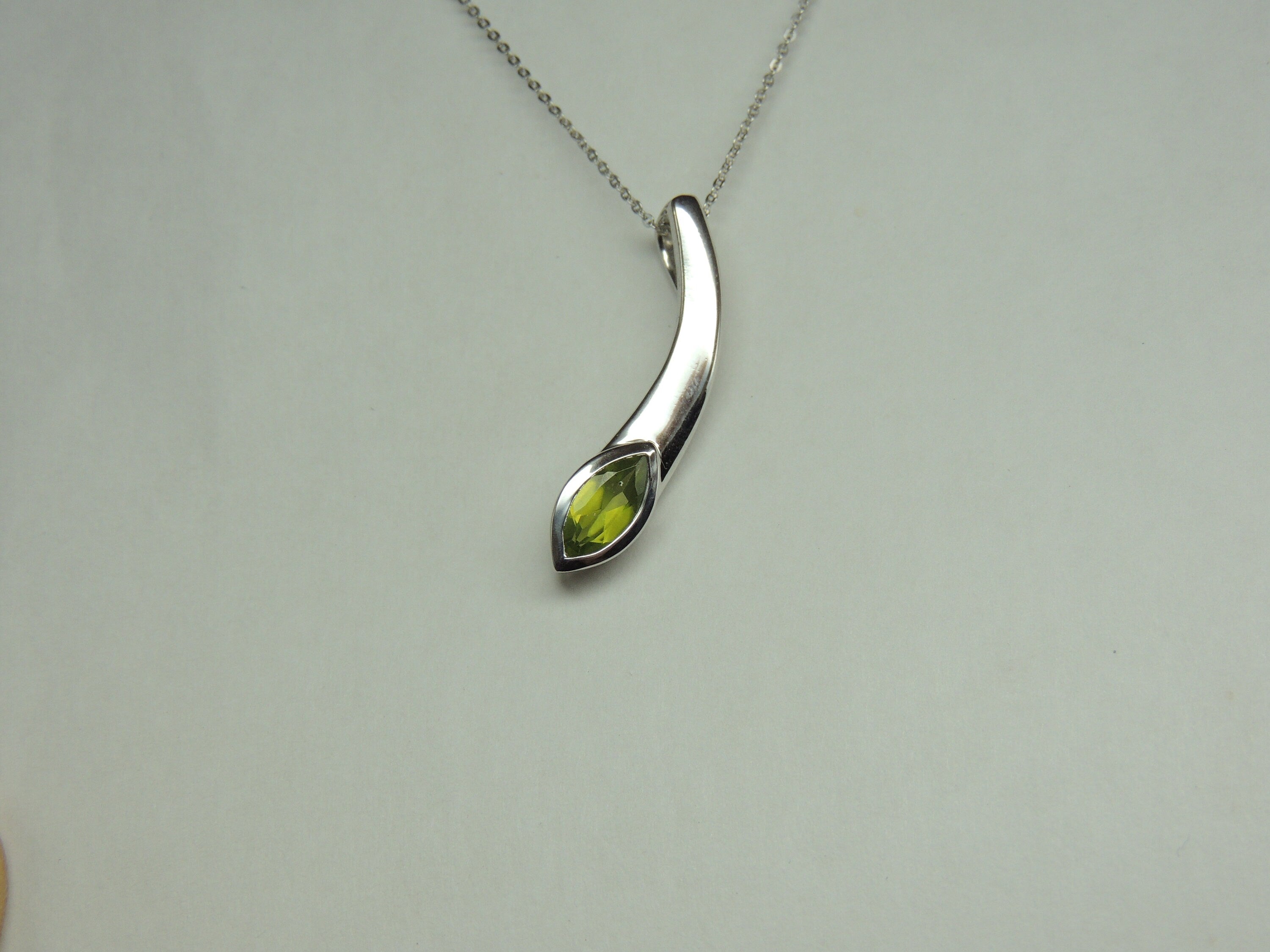 Design pur 0,85 Carat Peridot Anhanger 925 Silber Collier Kette maigraner Edelstein