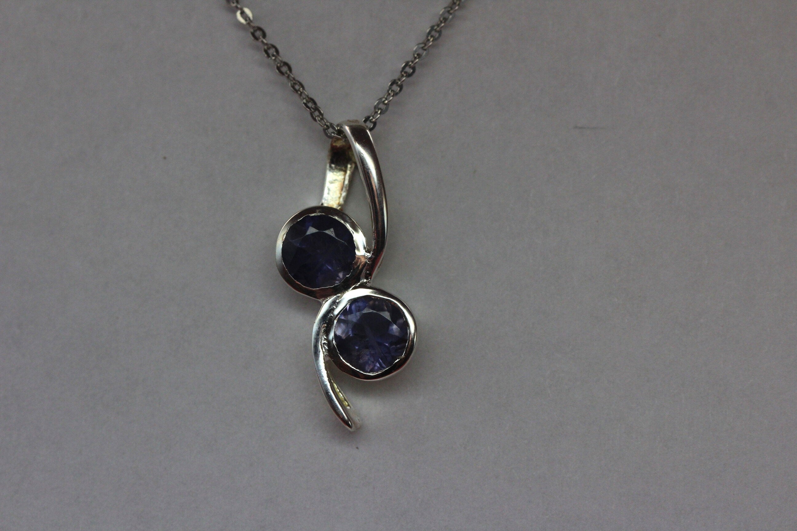 Edler 1,4 Carat Iolith Anhänger Collier Kette 925 Silber Wassersaphir Luchssaphir