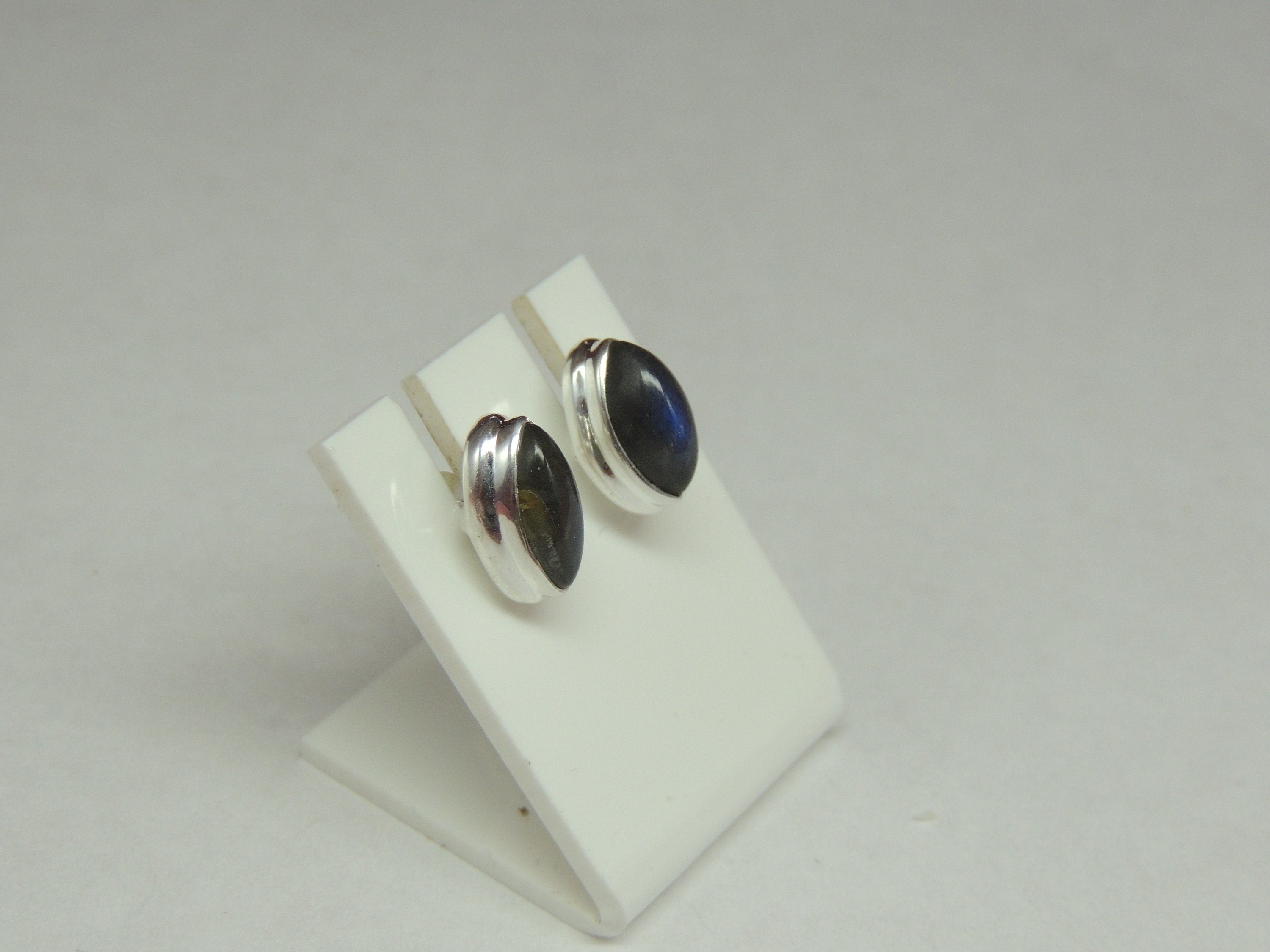 Edle 1.9 Carat Cabochon Labradorit Ohrstecker 925 Silber Unisex irrisierender Edelstein