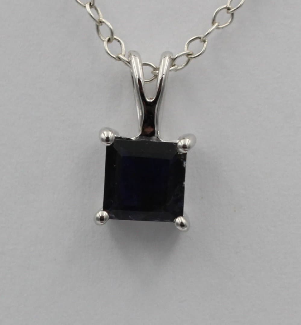 1;0 Carat Iolith Anhänger 925 Silber Collier Kette Wassersaphir Luchssaphir