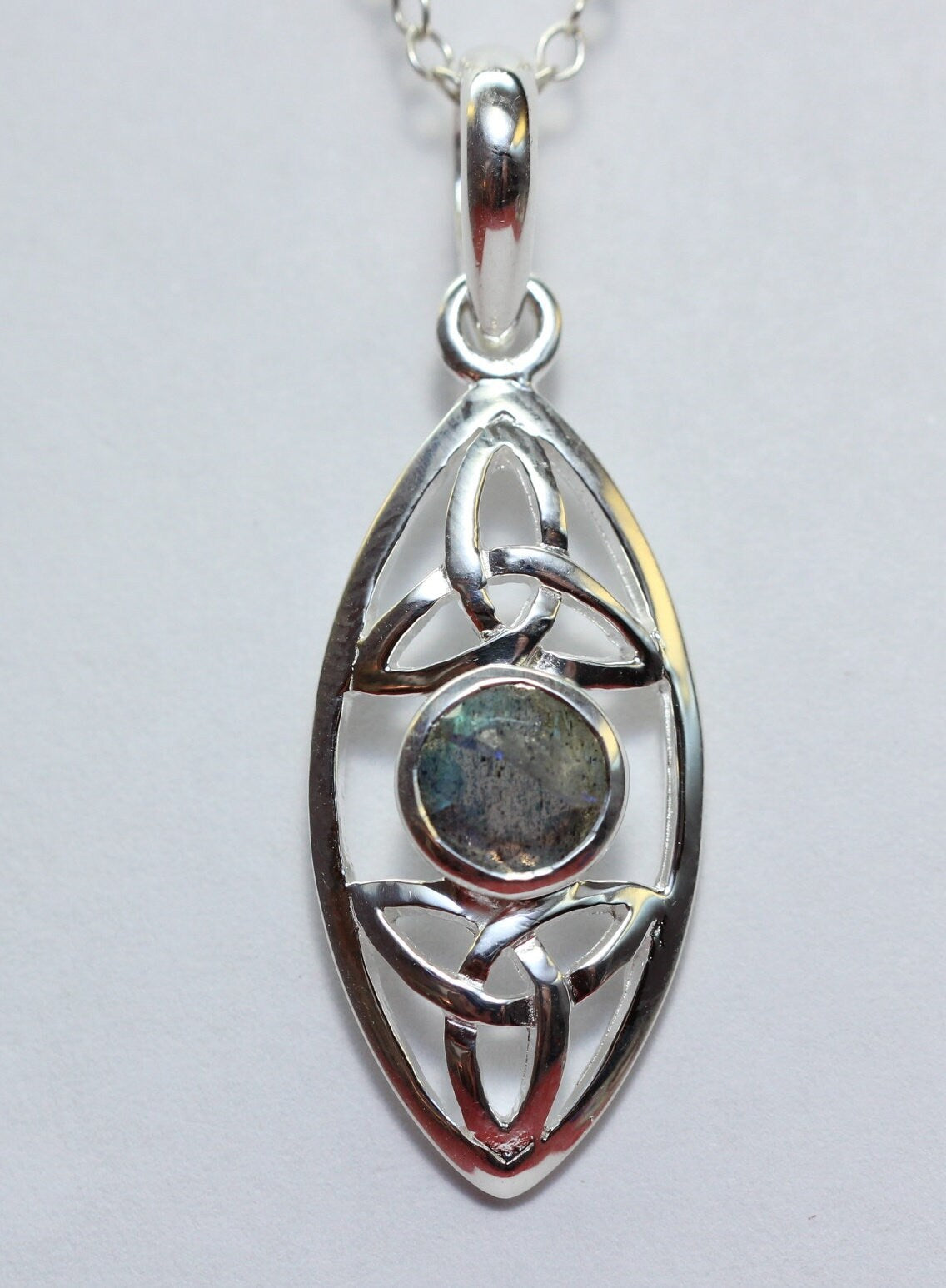 Echter Labradorit Anhänger Silber 925, Schimmernder Edelstein, Designer Kettenanhänger, Boho Schmuck 0,8 ct Naturstein Modernes Silberdesign