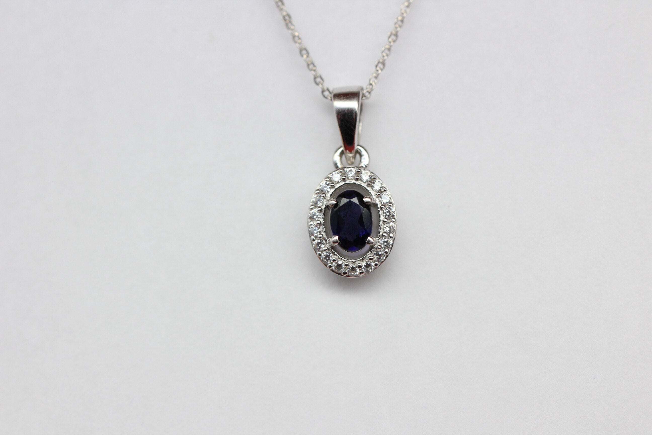 Edler 0,8 Carat Iolith Anhanger 925 Silber Collier Kette Zirkonia Wassersaphir