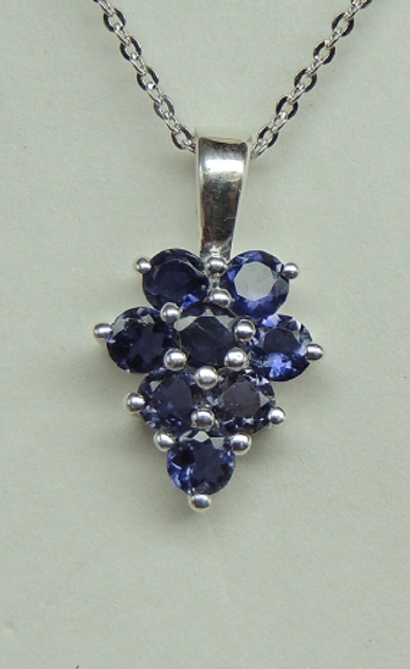 Edler 0,8 Carat Iolith Anhanger 925 Silber Collier Kette Wassersaphir Luchssaphir