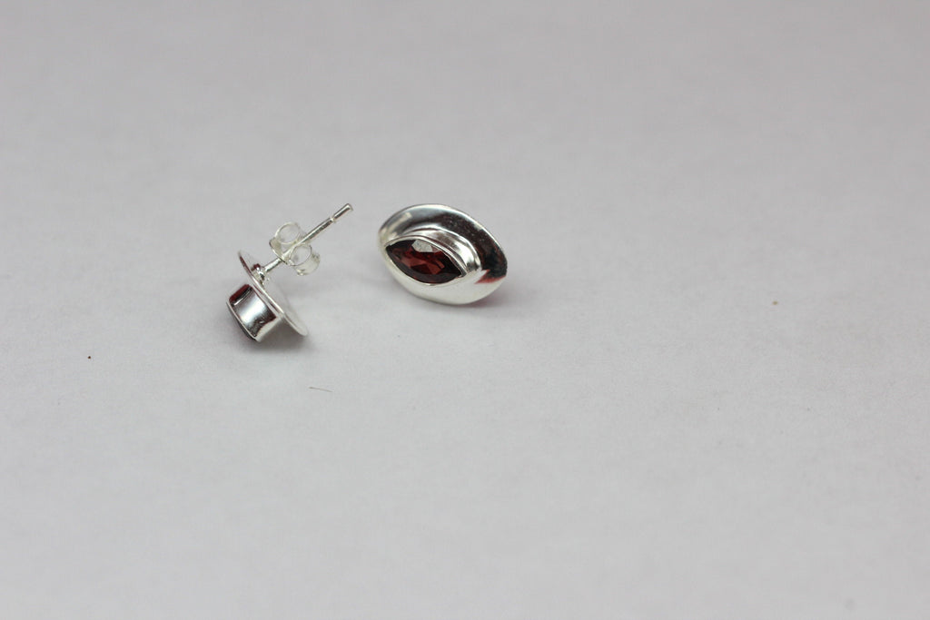 Edler 1,6 Carat Granat Ohrstecker 925 Silber blutroter Edelstein Top Edel