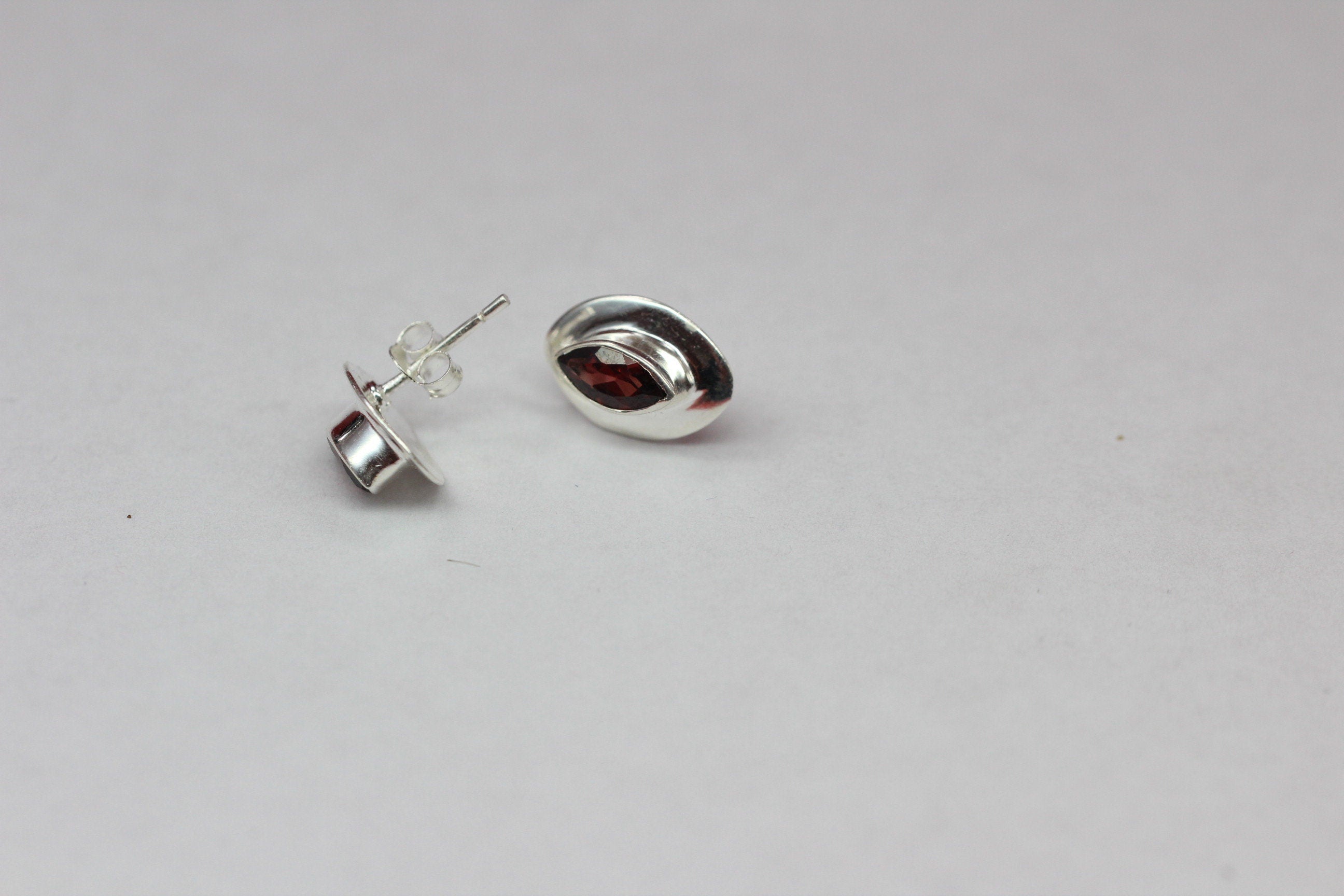 Edler 1,6 Carat Granat Ohrstecker 925 Silber blutroter Edelstein Top Edel