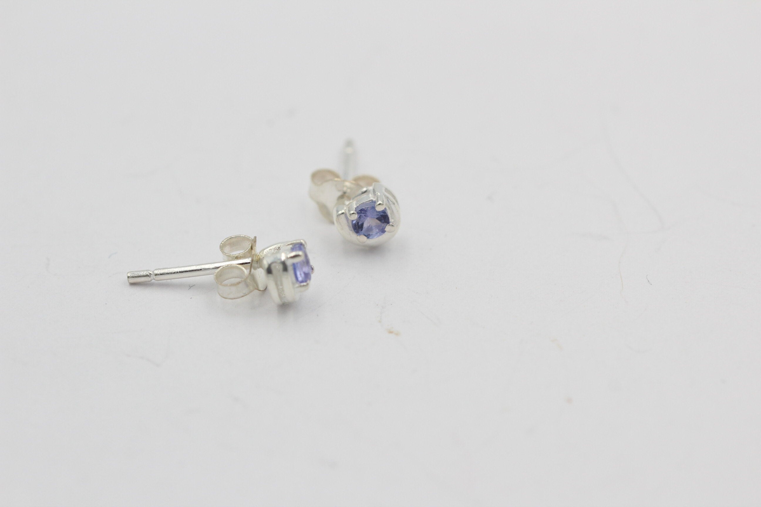 Edle 0,2 Carat fliederfarbene Tansanit Ohrstecker Afrika .5 mm 925 Sterling