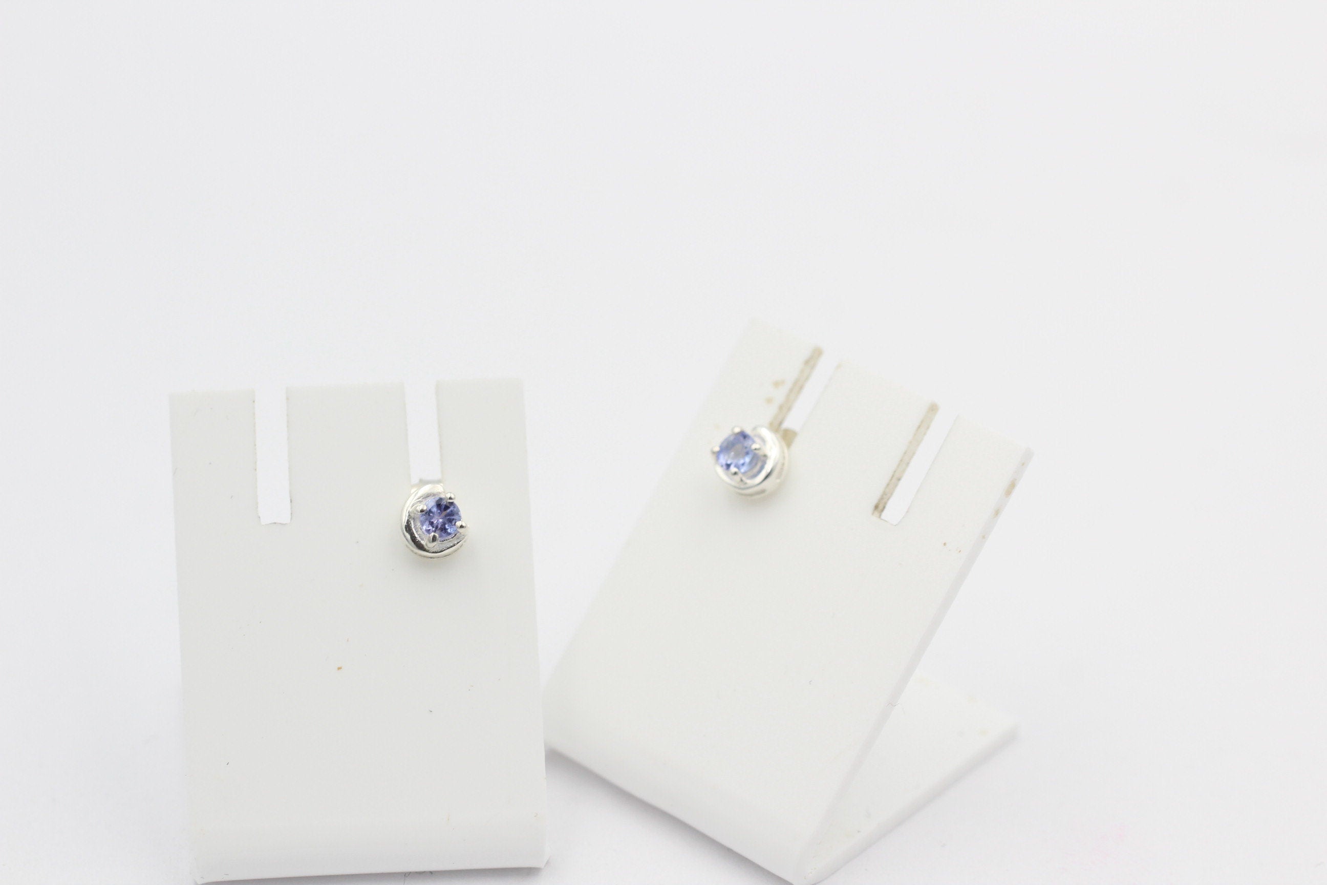 Edle 0,2 Carat fliederfarbene Tansanit Ohrstecker Afrika .5 mm 925 Sterling