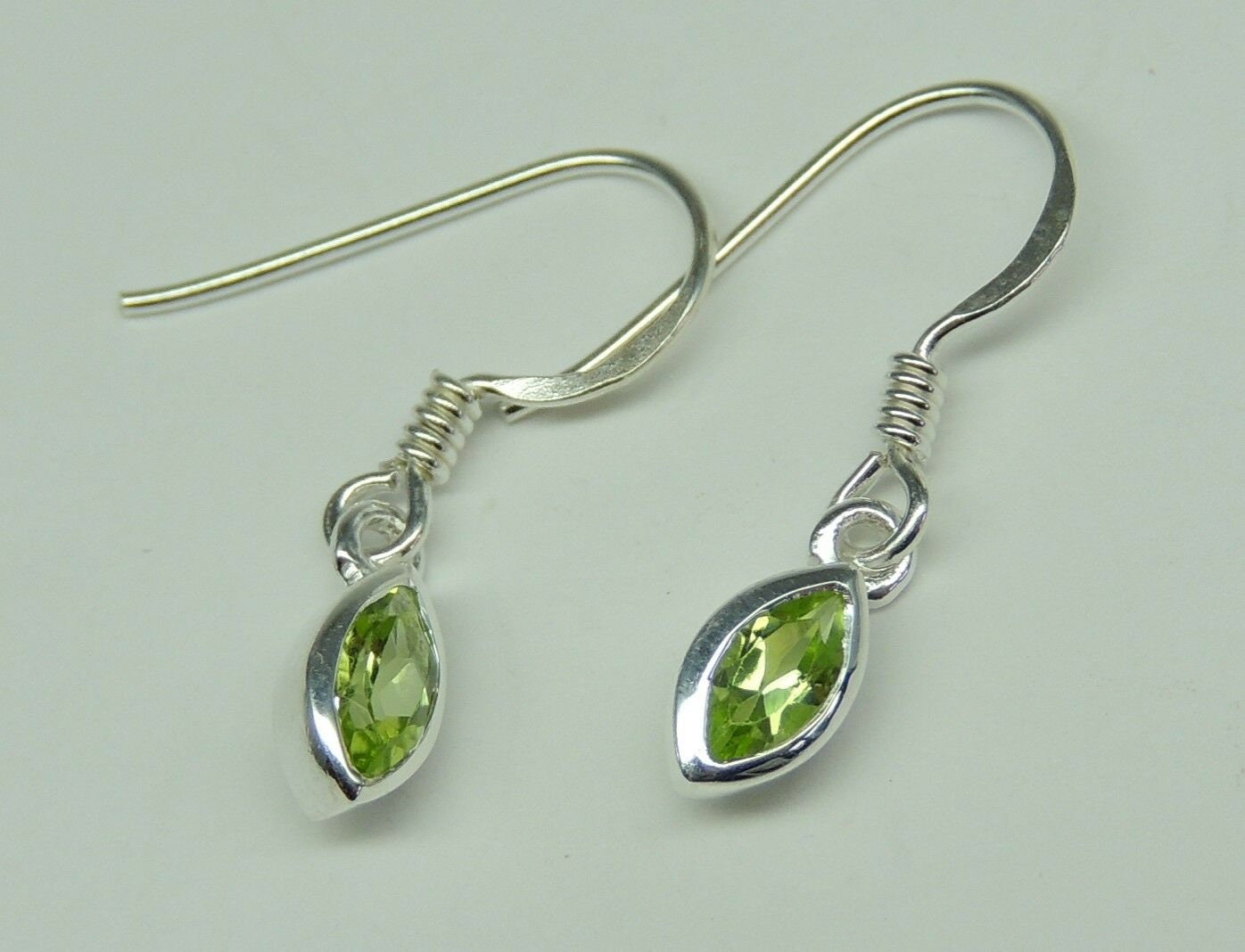 Edle 0,4 Carat maigraner Peridot Ohrhanger 925 Silber Ohrschmuck