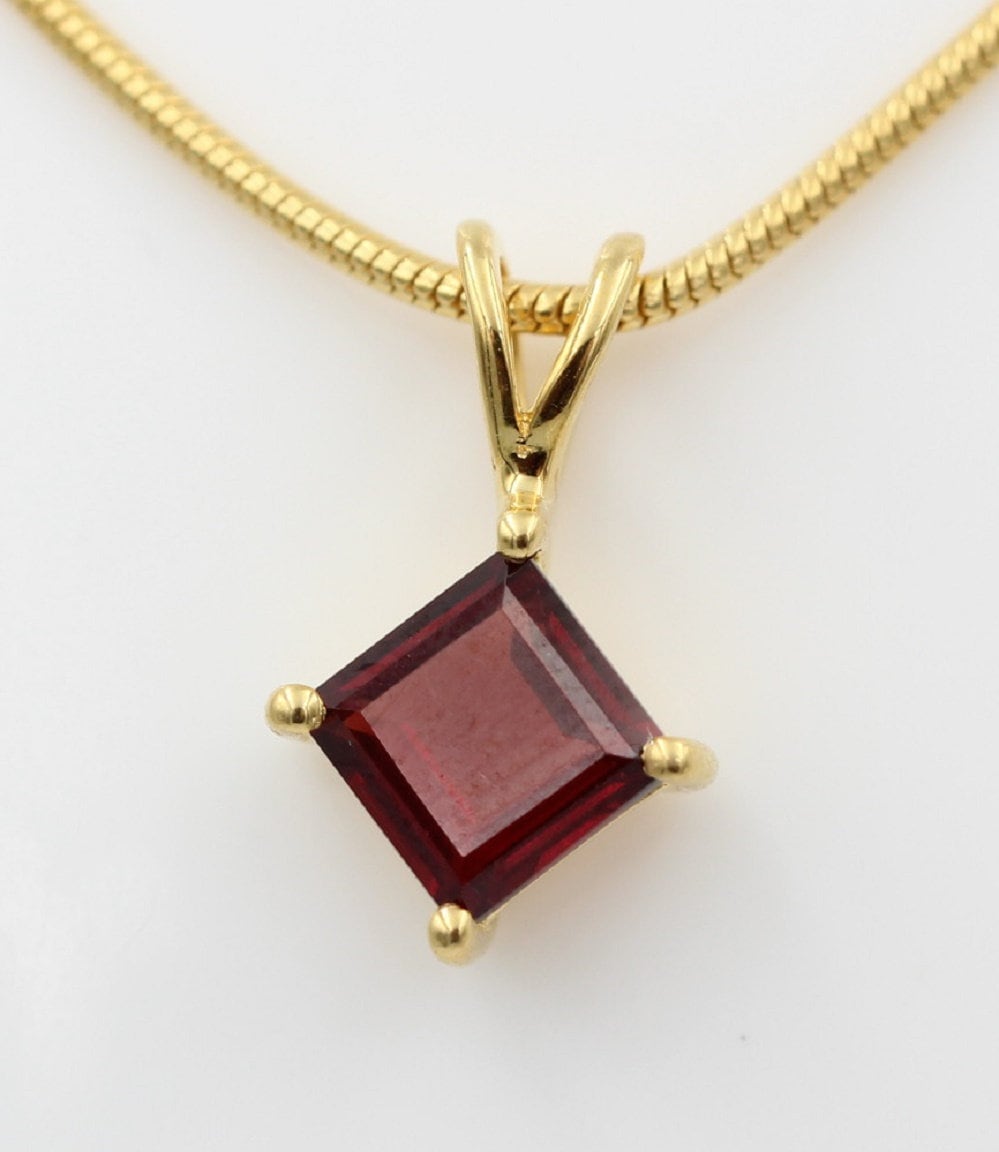 1,04 Carat blutroter Granatt Anhänger 925 Silber Collier Kette vergoldet Top