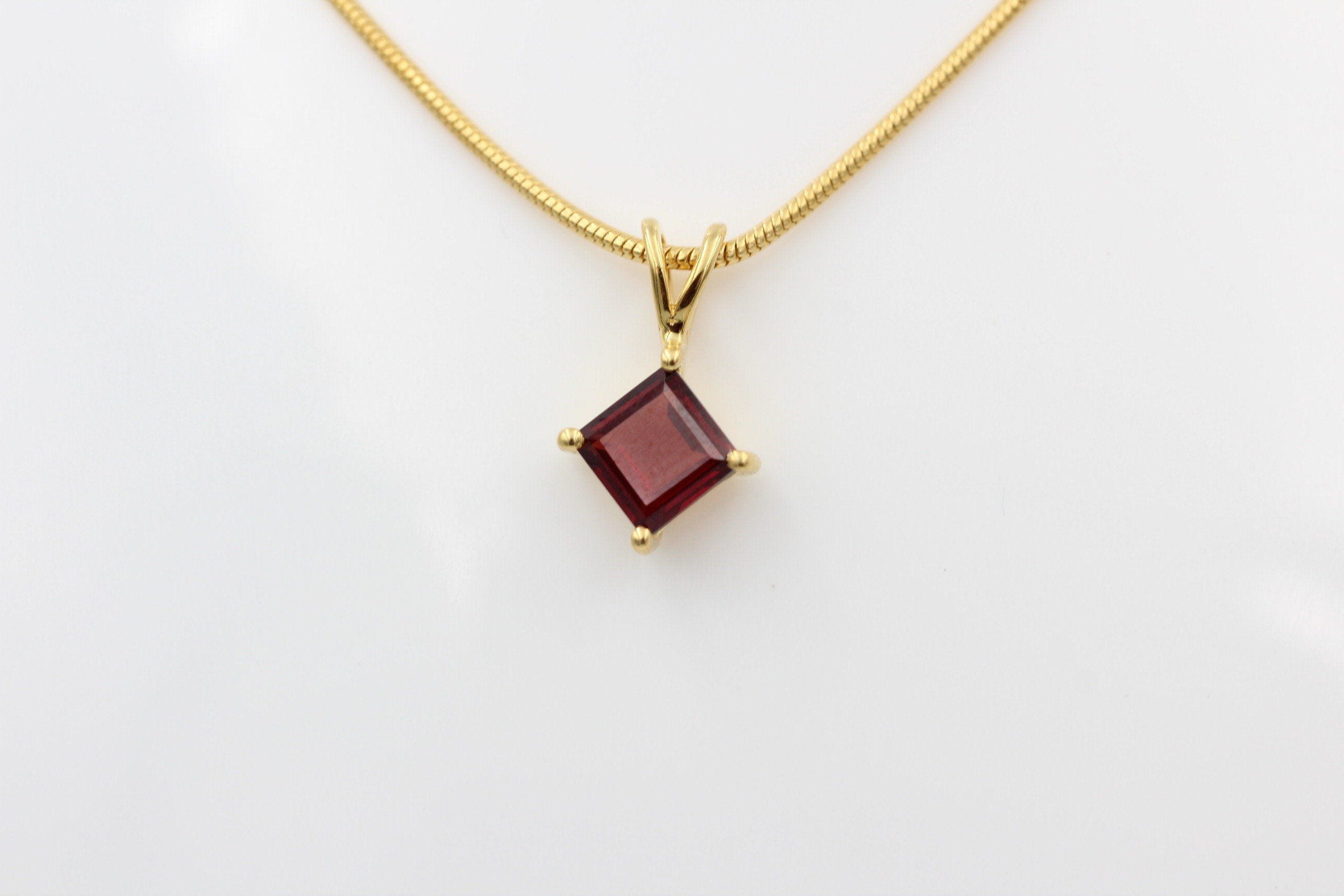 1,04 Carat blutroter Granatt Anhänger 925 Silber Collier Kette vergoldet Top
