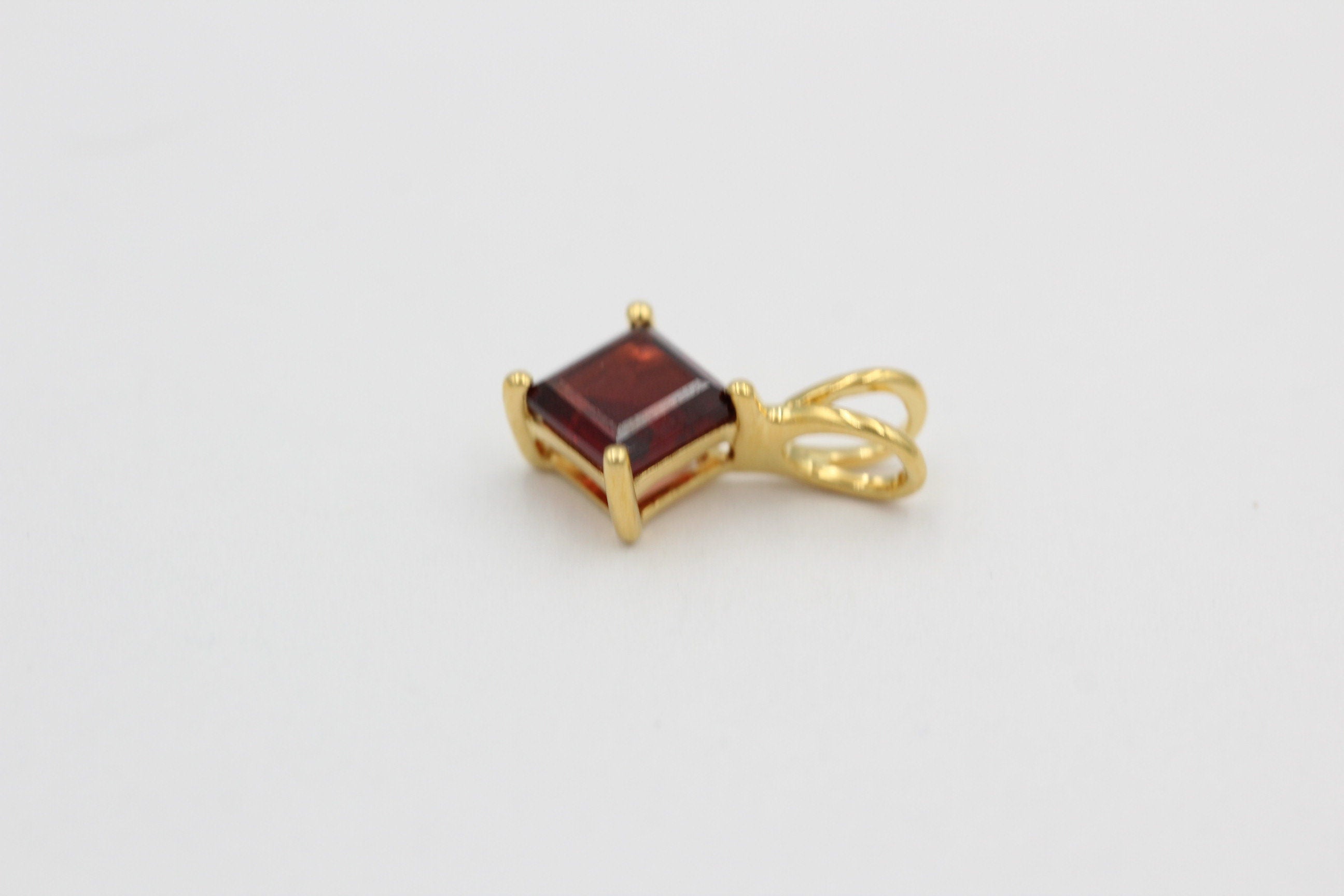 1,04 Carat blutroter Granatt Anhänger 925 Silber Collier Kette vergoldet Top