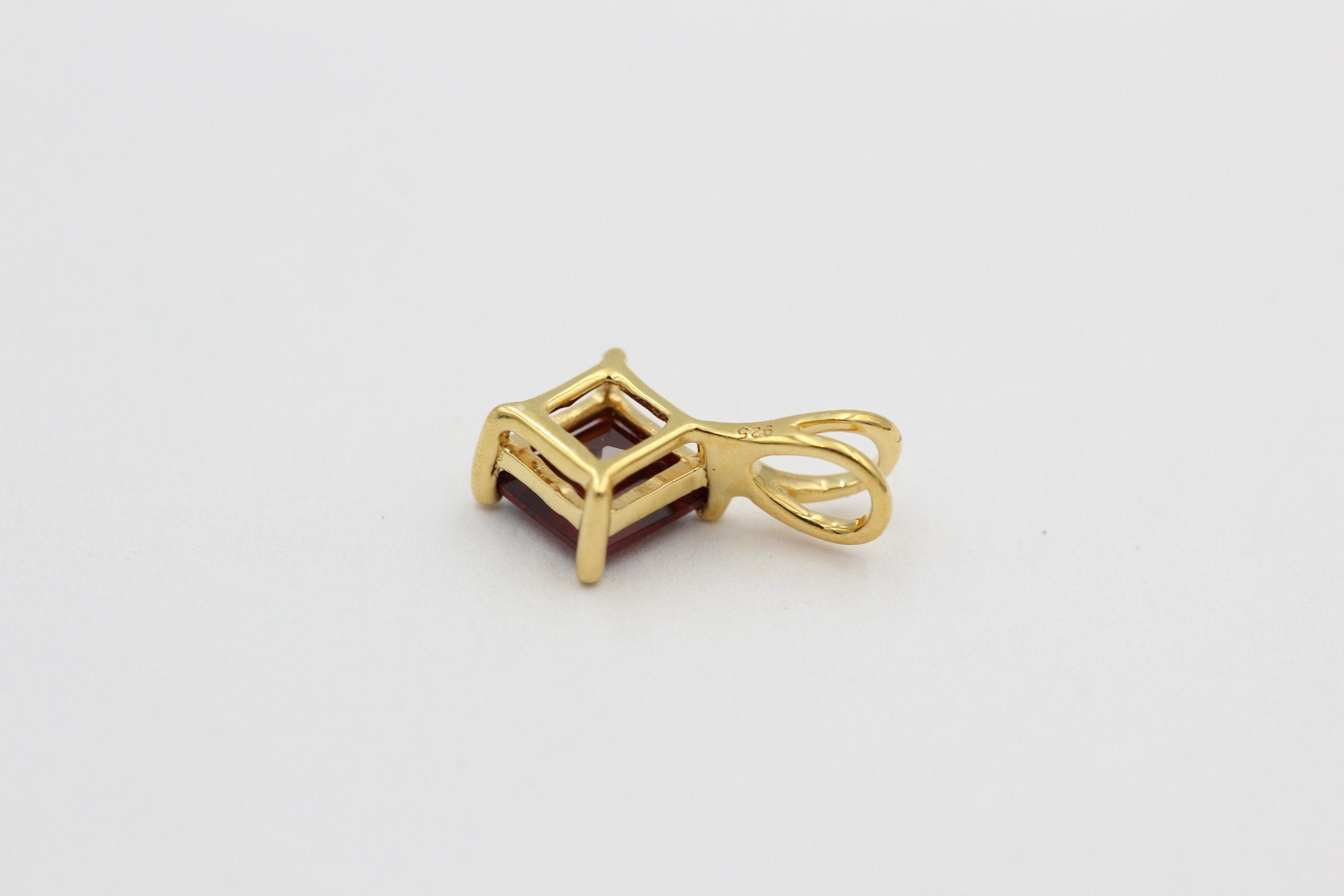 1,04 Carat blutroter Granatt Anhänger 925 Silber Collier Kette vergoldet Top