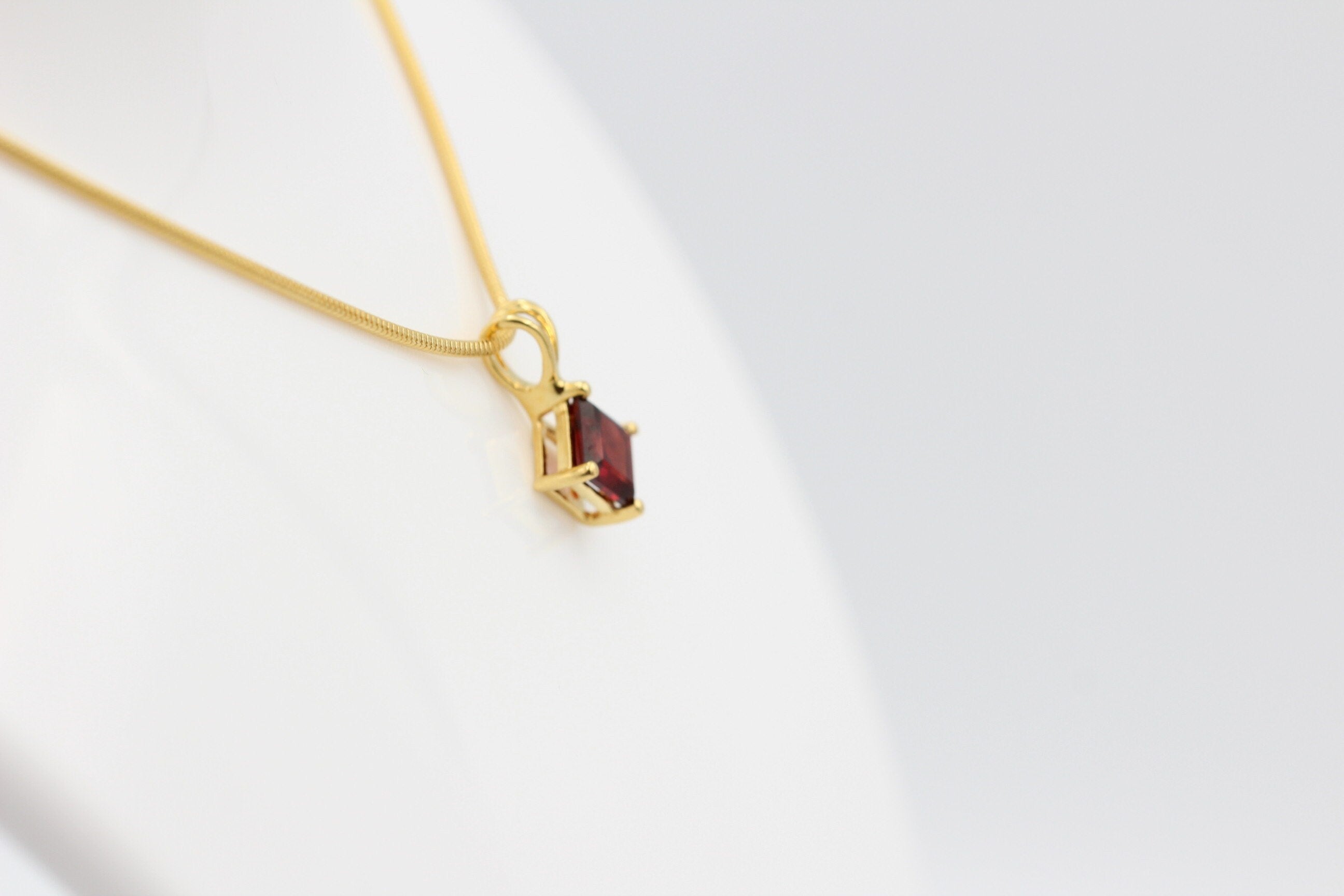 1,04 Carat blutroter Granatt Anhänger 925 Silber Collier Kette vergoldet Top