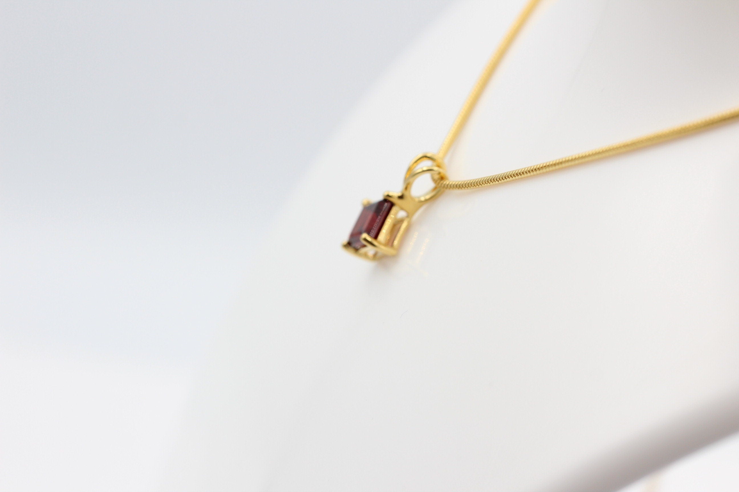 1,04 Carat blutroter Granatt Anhänger 925 Silber Collier Kette vergoldet Top