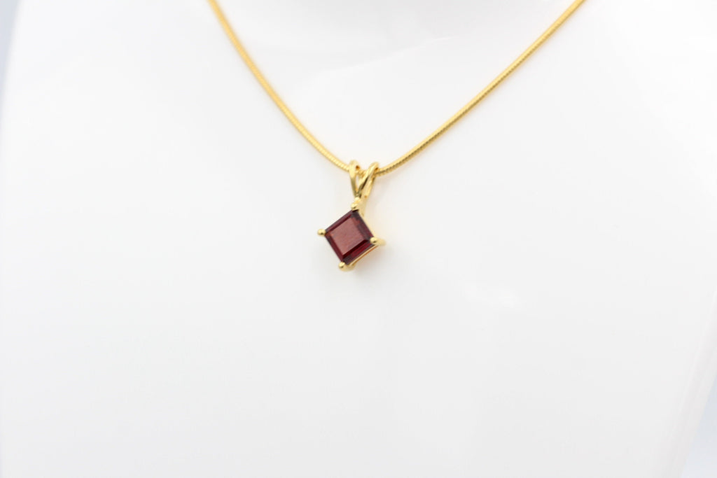 1,04 Carat blutroter Granatt Anhänger 925 Silber Collier Kette vergoldet Top