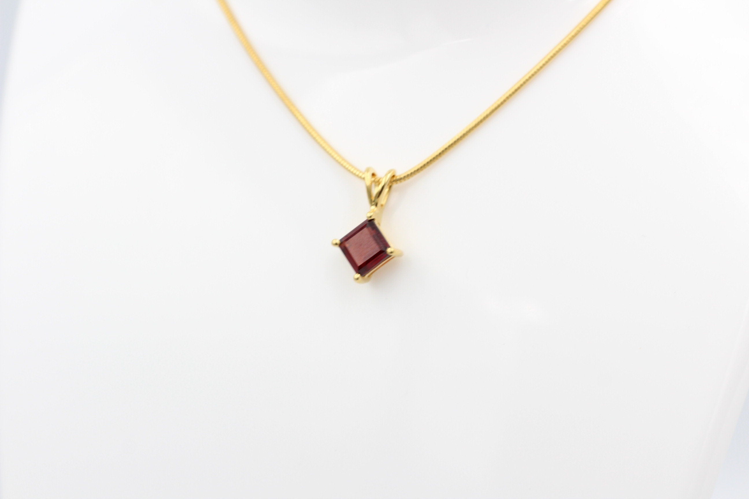 1,04 Carat blutroter Granatt Anhänger 925 Silber Collier Kette vergoldet Top