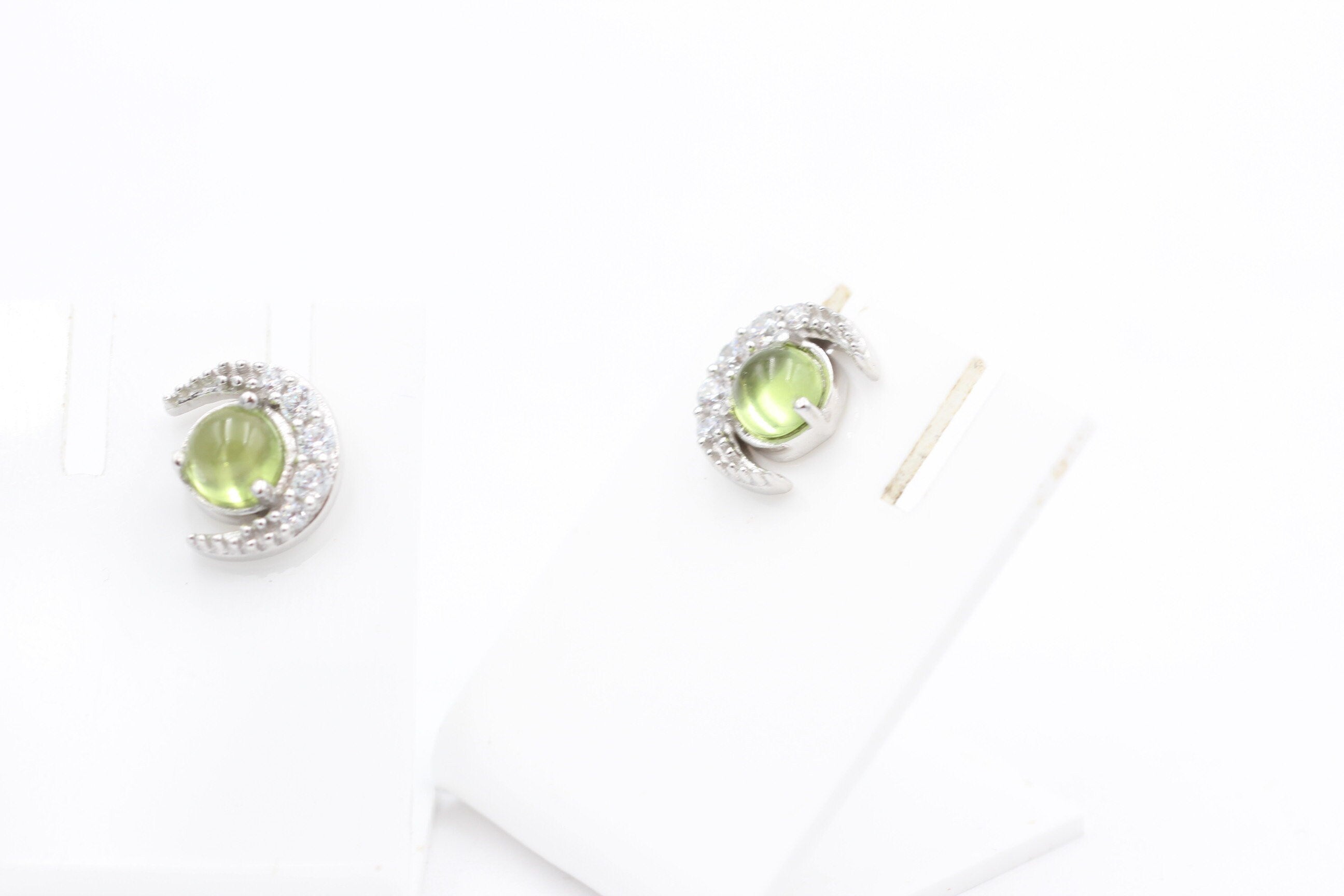 Edle 1,10 Carat Peridot Mondohrstecker 925 Silber maigrüner Edelstein Olivin
