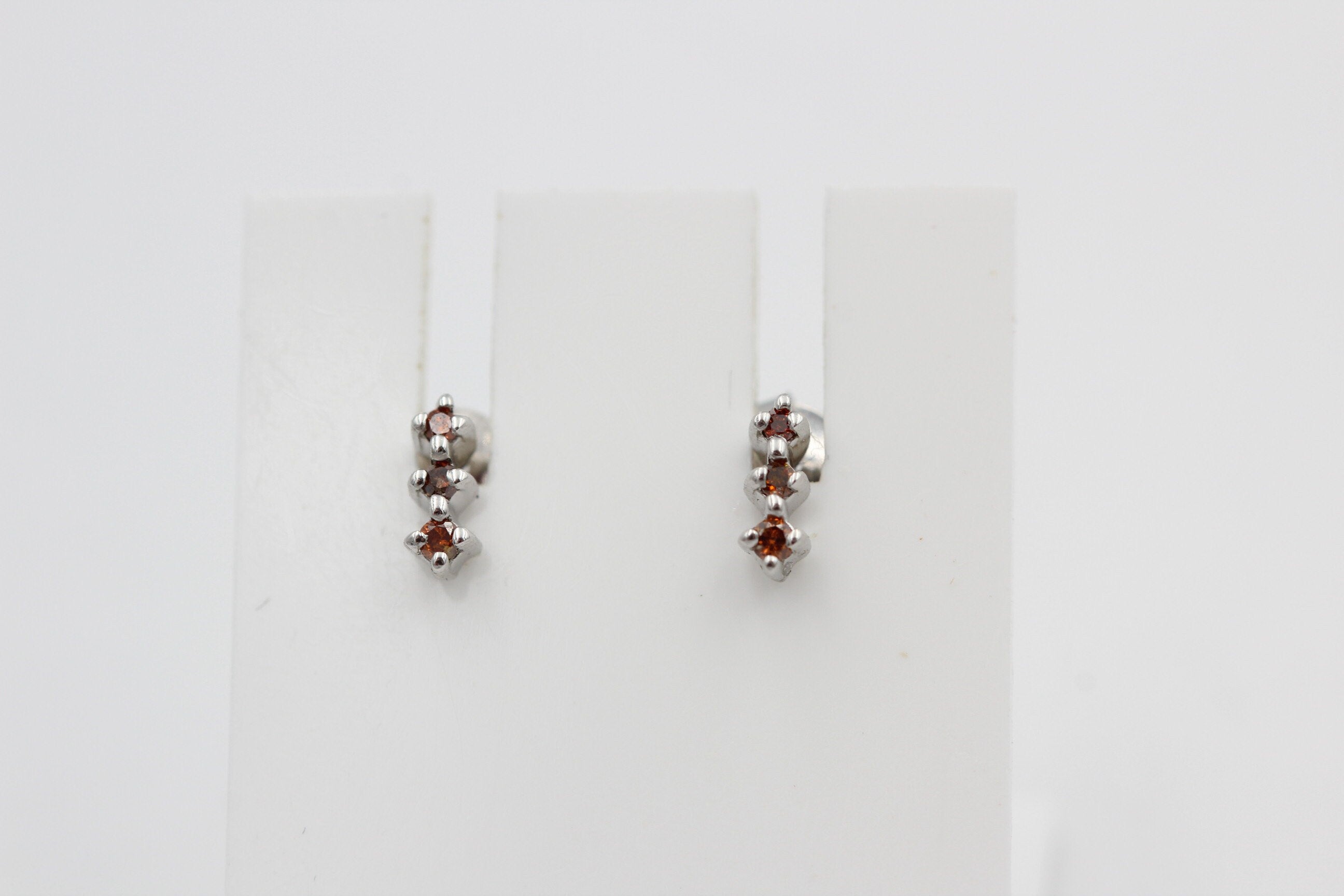 Edle 0,05 Carat rote Diamant Ohrstecker 925 Silber Diamantohrstecker I2 - I3