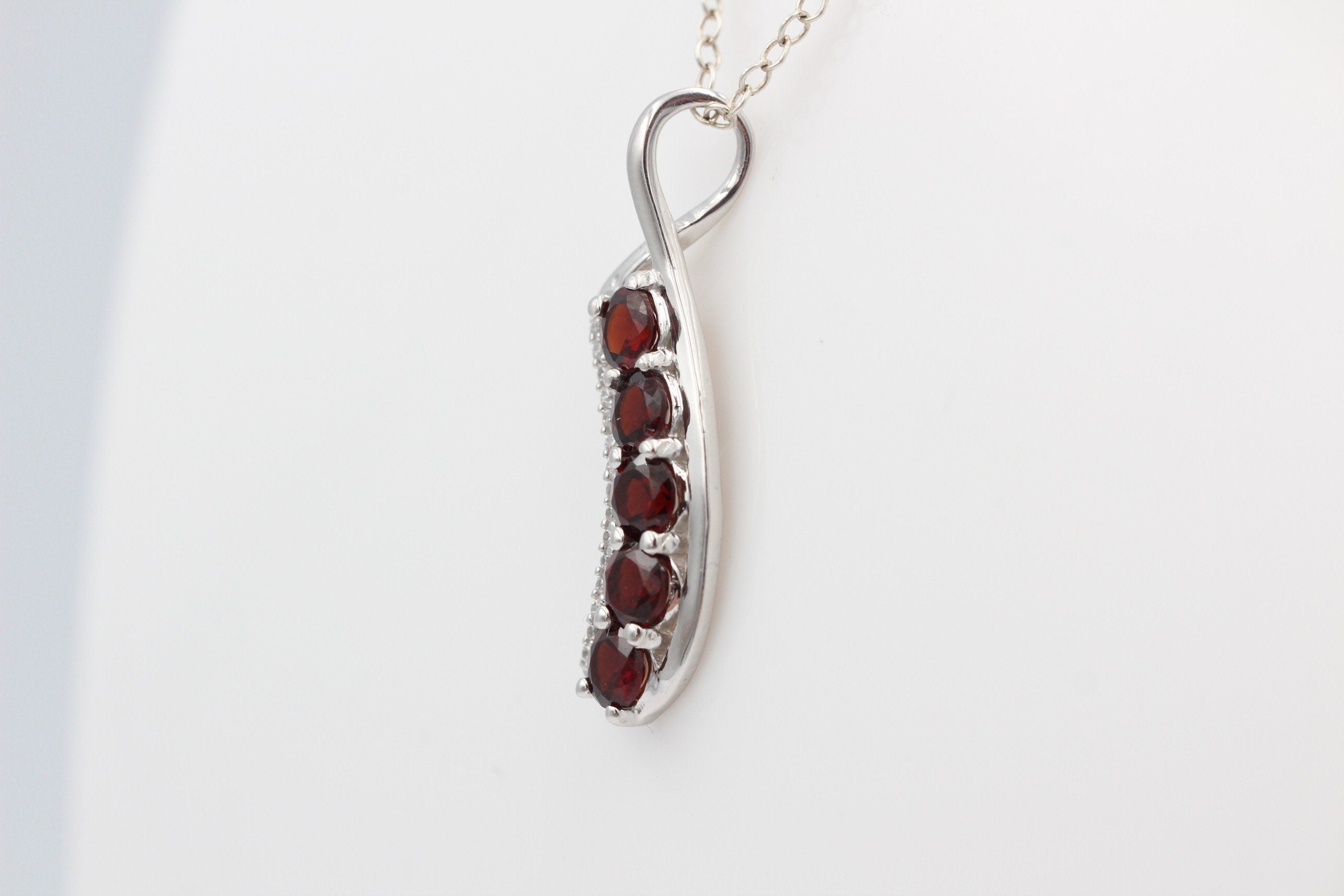 1,55 Carat Granat Anhänger 925 Silber mit Zirkonia  Granatanhänger blutroter Edelstein