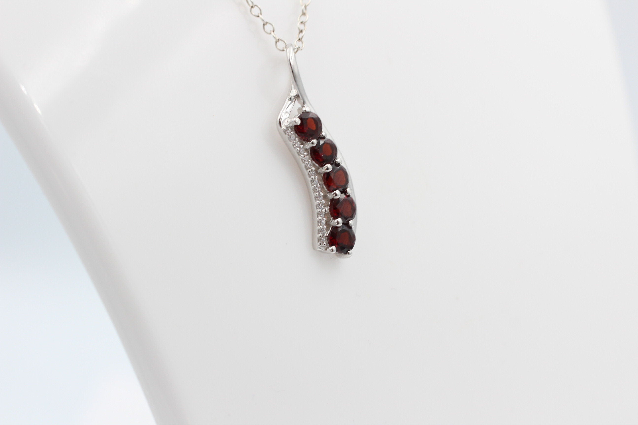1,55 Carat Granat Anhänger 925 Silber mit Zirkonia  Granatanhänger blutroter Edelstein