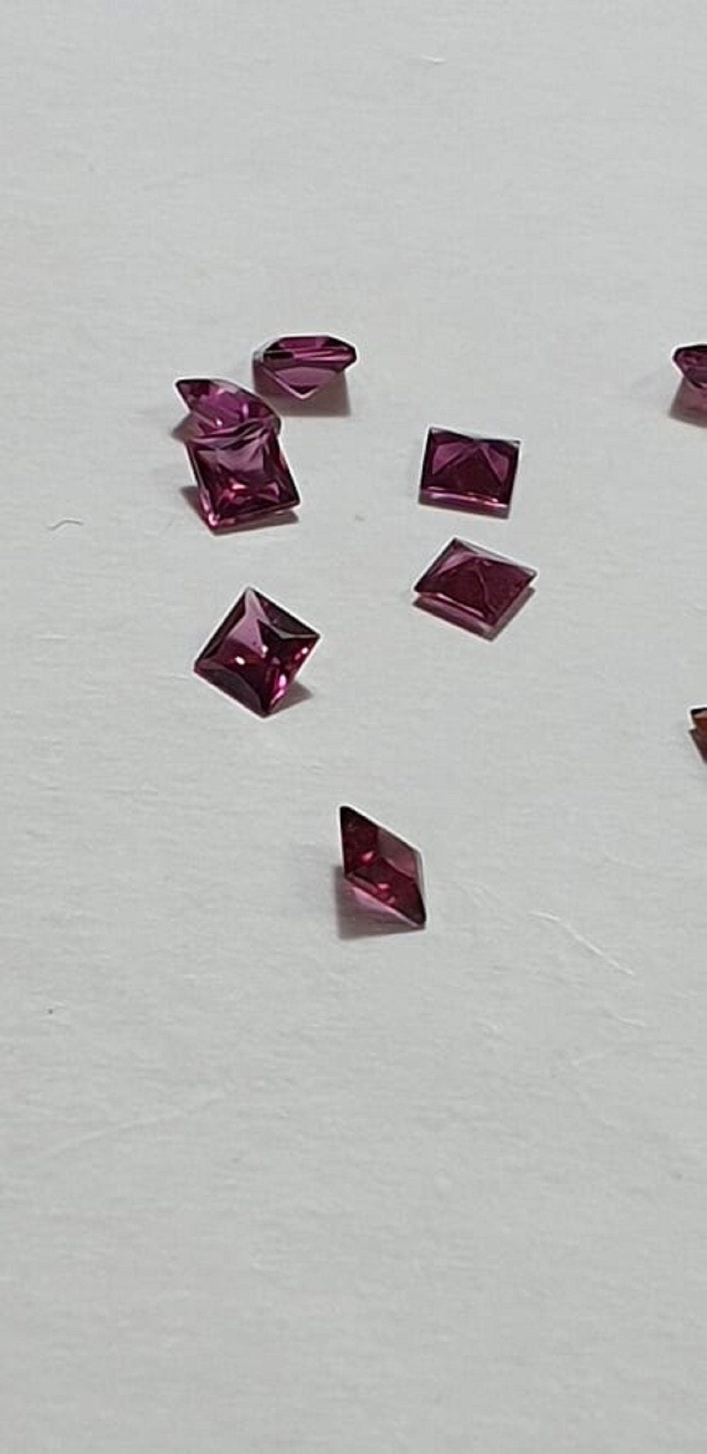 0,39 Carat echter Rhodolith Edelstein in Squareschliff 4 x 4 mm in AAA Qualitat