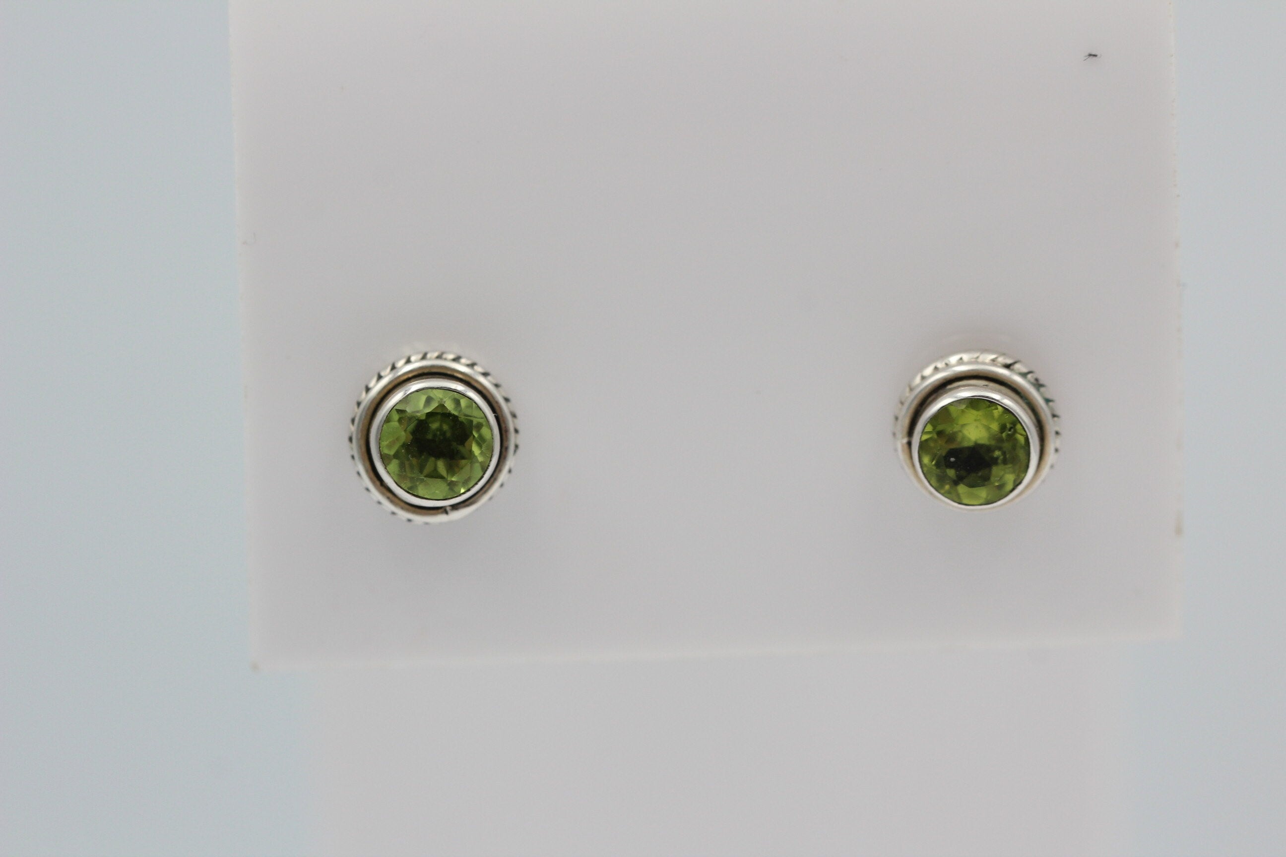 Edler 1,5  Carat Peridot Ohrstecker 925 Silber Olivin Ohrschmuck Edelstein