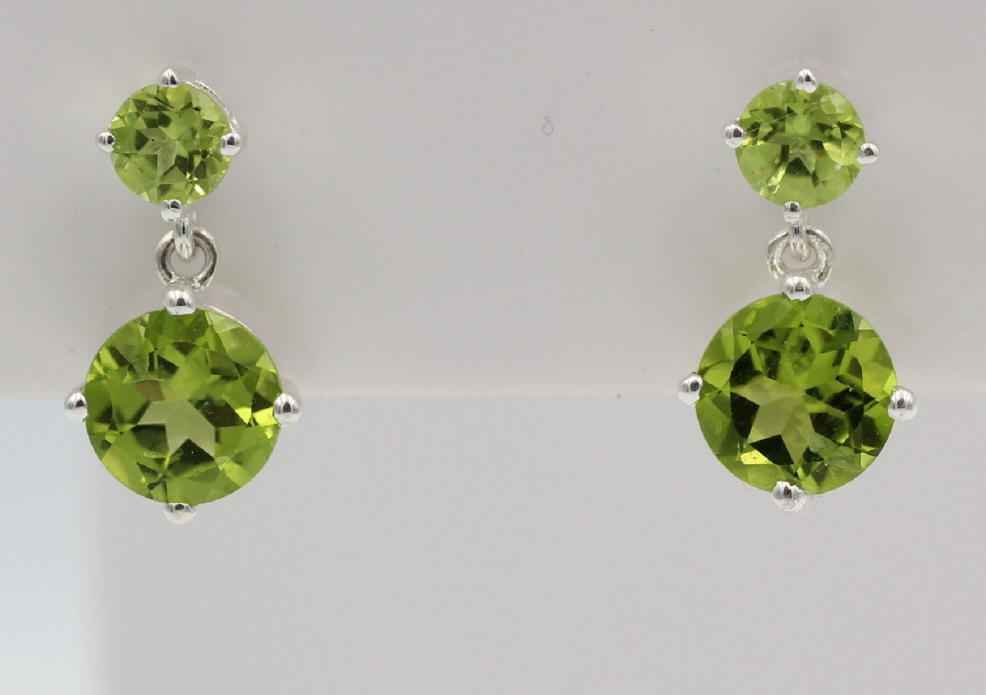 Edle 2,4 Carat Peridot Ohrstecker 925 Silber Ohrschmuck Edelstein Olivin Top