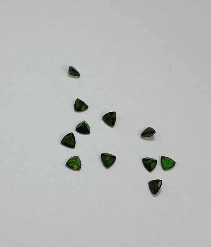 0,72  Carat Chromdiopsid aus Russland AAA Qualitat moosgraner Edelstein Diopsid