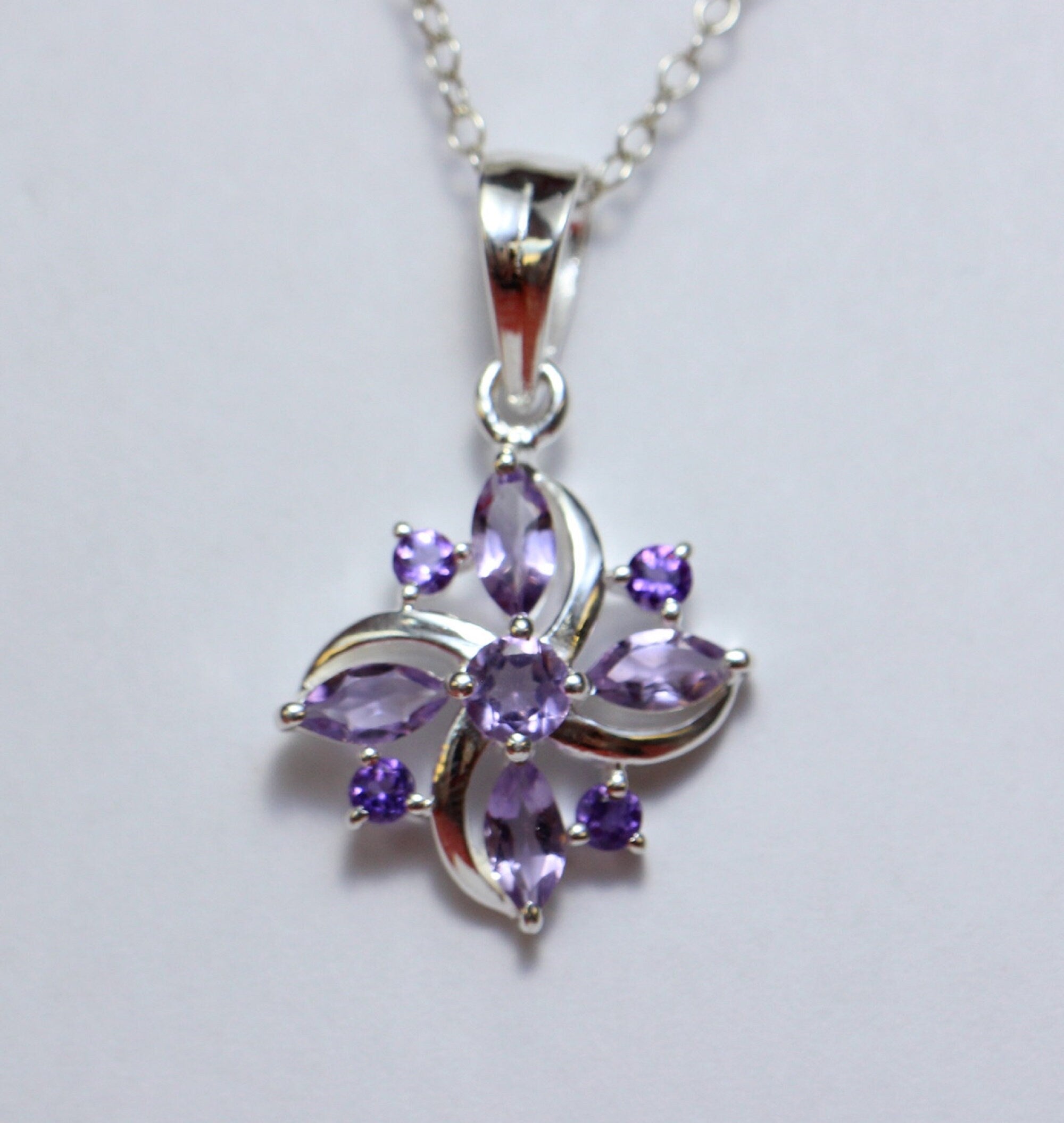 Edler 0,8 Carat Amethyst Anhanger 925 Silber Collier Kette  Anhanger violett