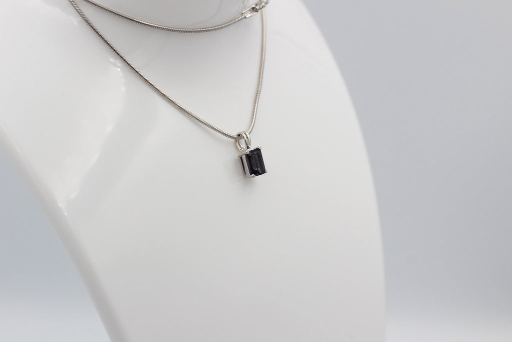 Edler 1,0 Carat Iolith Anhänger 925 Silber Baguett Wassersaphir