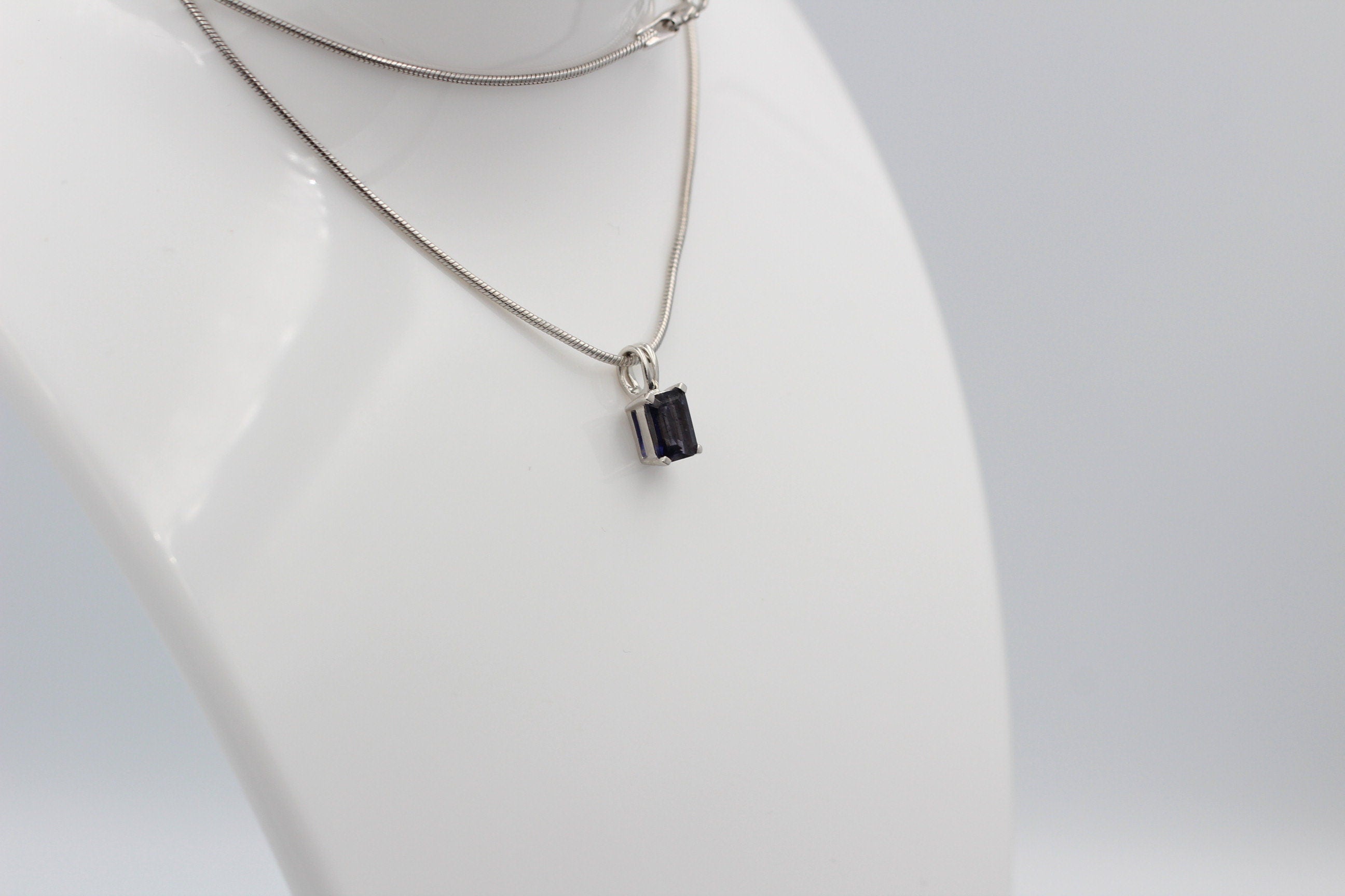 Edler 1,0 Carat Iolith Anhänger 925 Silber Baguett Wassersaphir