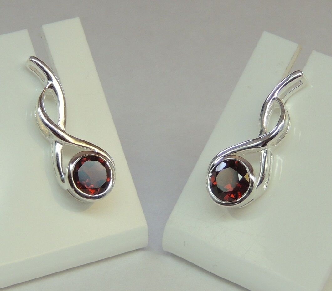 Edle 1,6 Carat leuchtende Granat Ohrstecker Ohrschmuck leuchtender Edelstein