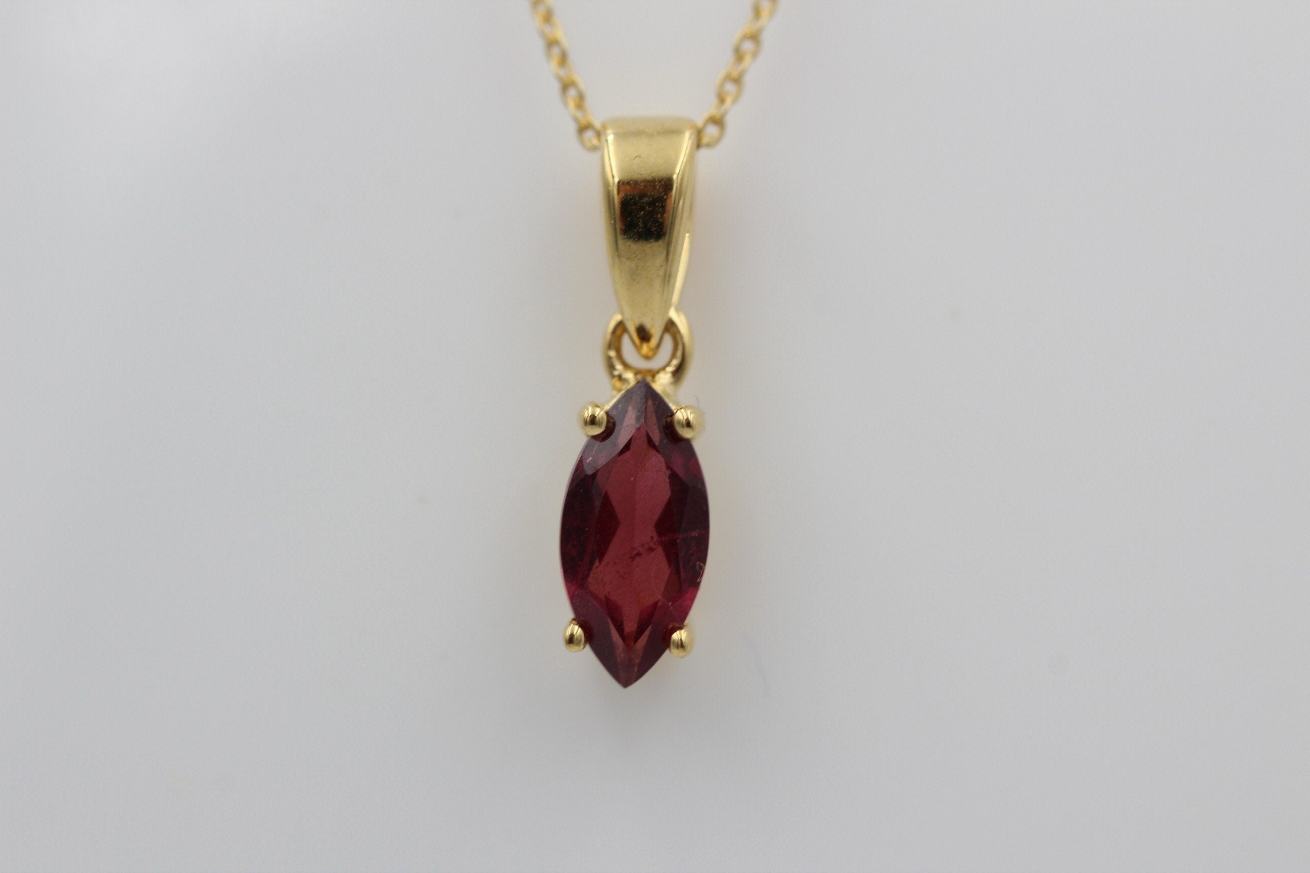 1,15 Carat Granat Anhänger Marquiseschliff 925 Silber Collier Kette vergoldet