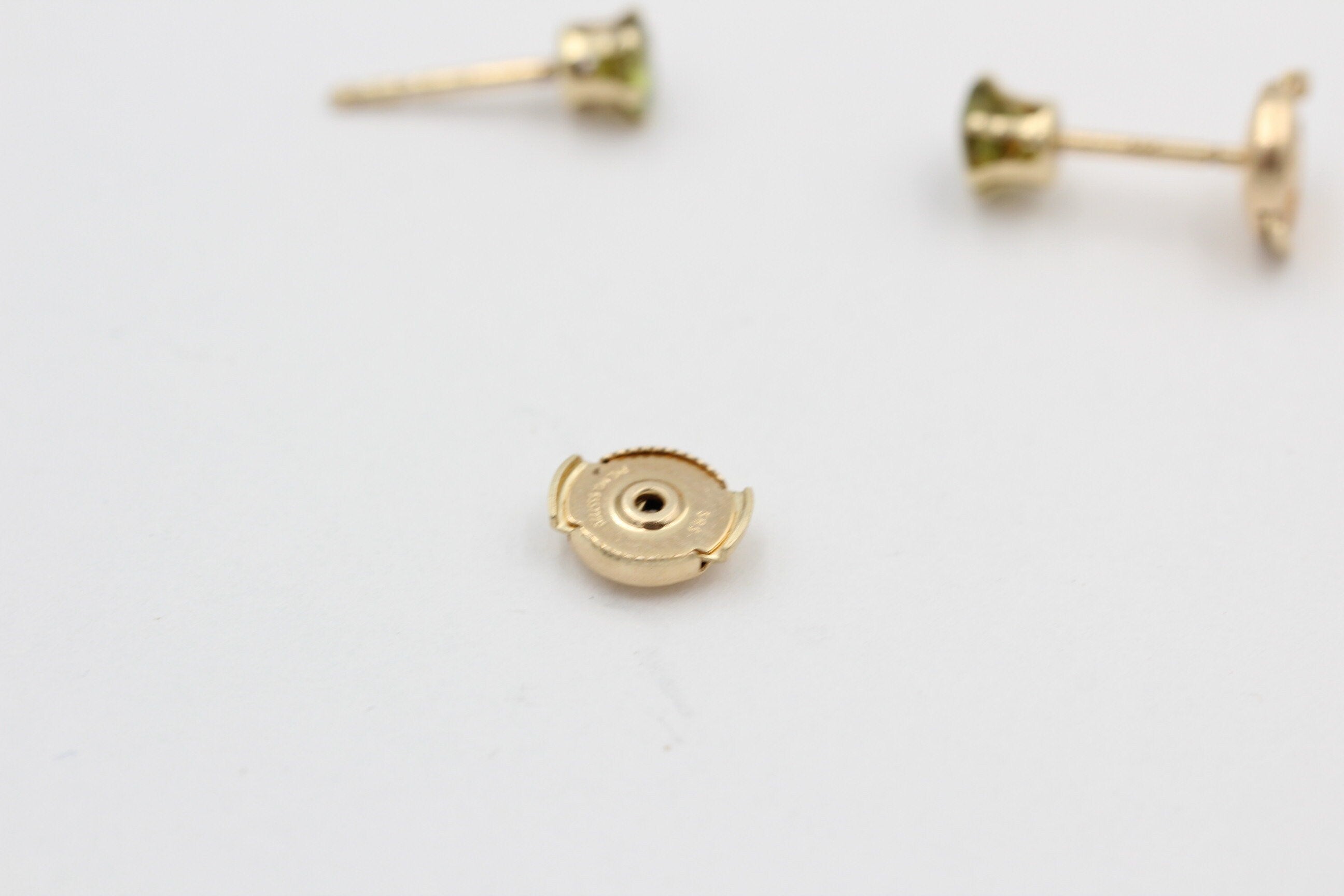 0,90  Carat waldgrüner Sphen 585 Gold Sicherheitsverschluss Titanit VS Qualit#t