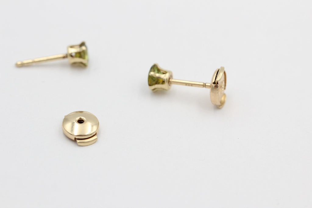 0,90  Carat waldgrüner Sphen 585 Gold Sicherheitsverschluss Titanit VS Qualit#t