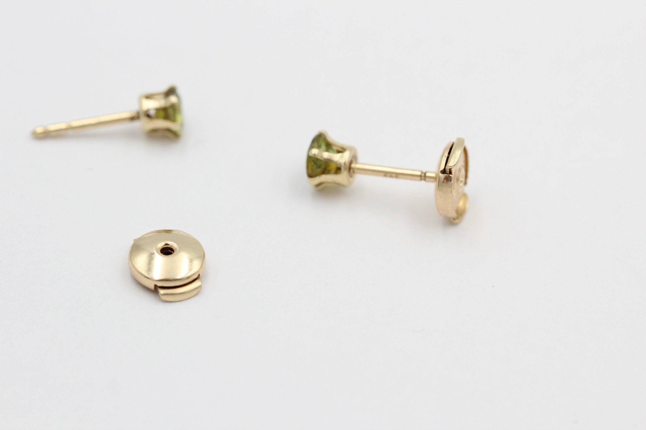 0,90  Carat waldgrüner Sphen 585 Gold Sicherheitsverschluss Titanit VS Qualit#t