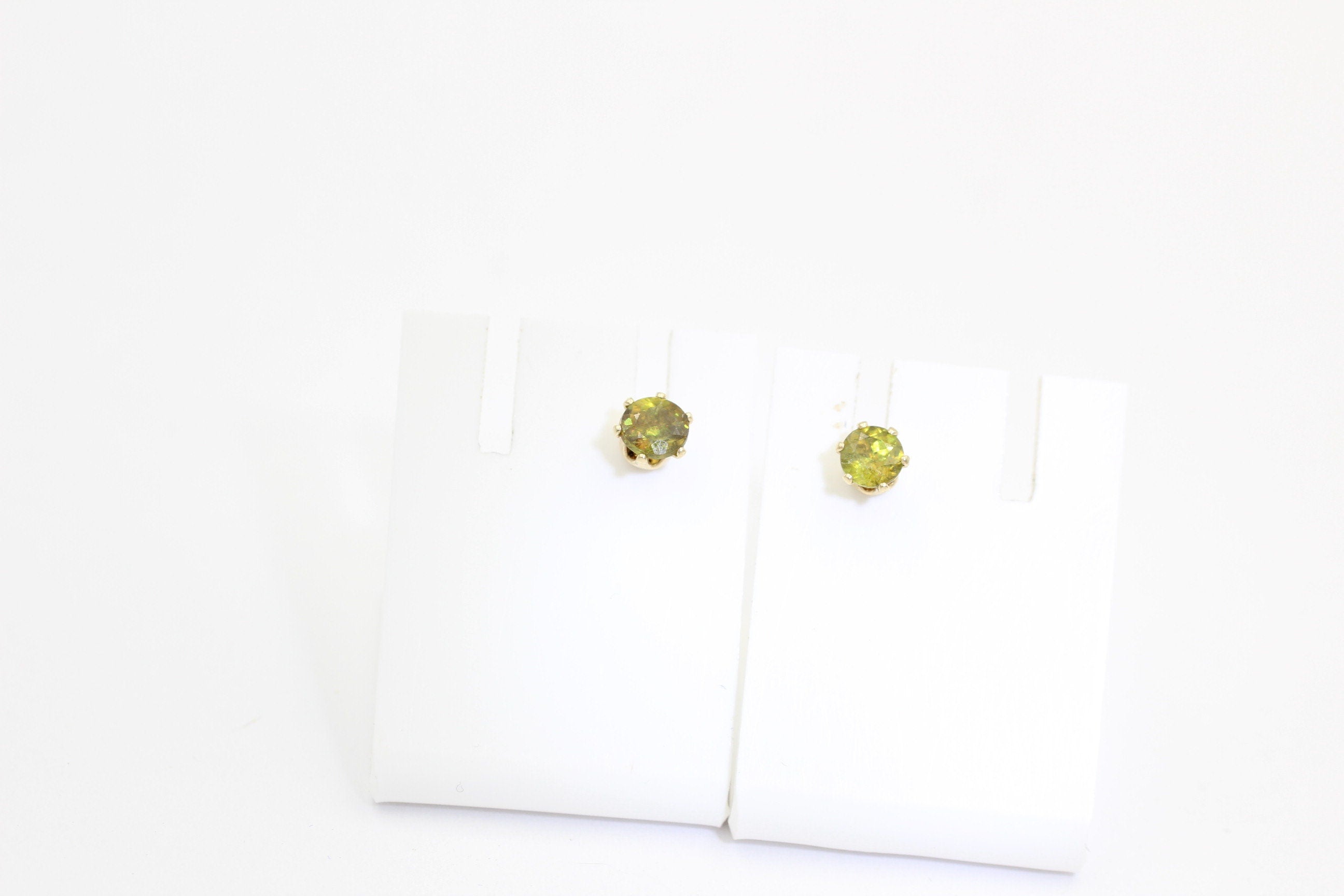 0,90  Carat waldgrüner Sphen 585 Gold Sicherheitsverschluss Titanit VS Qualit#t