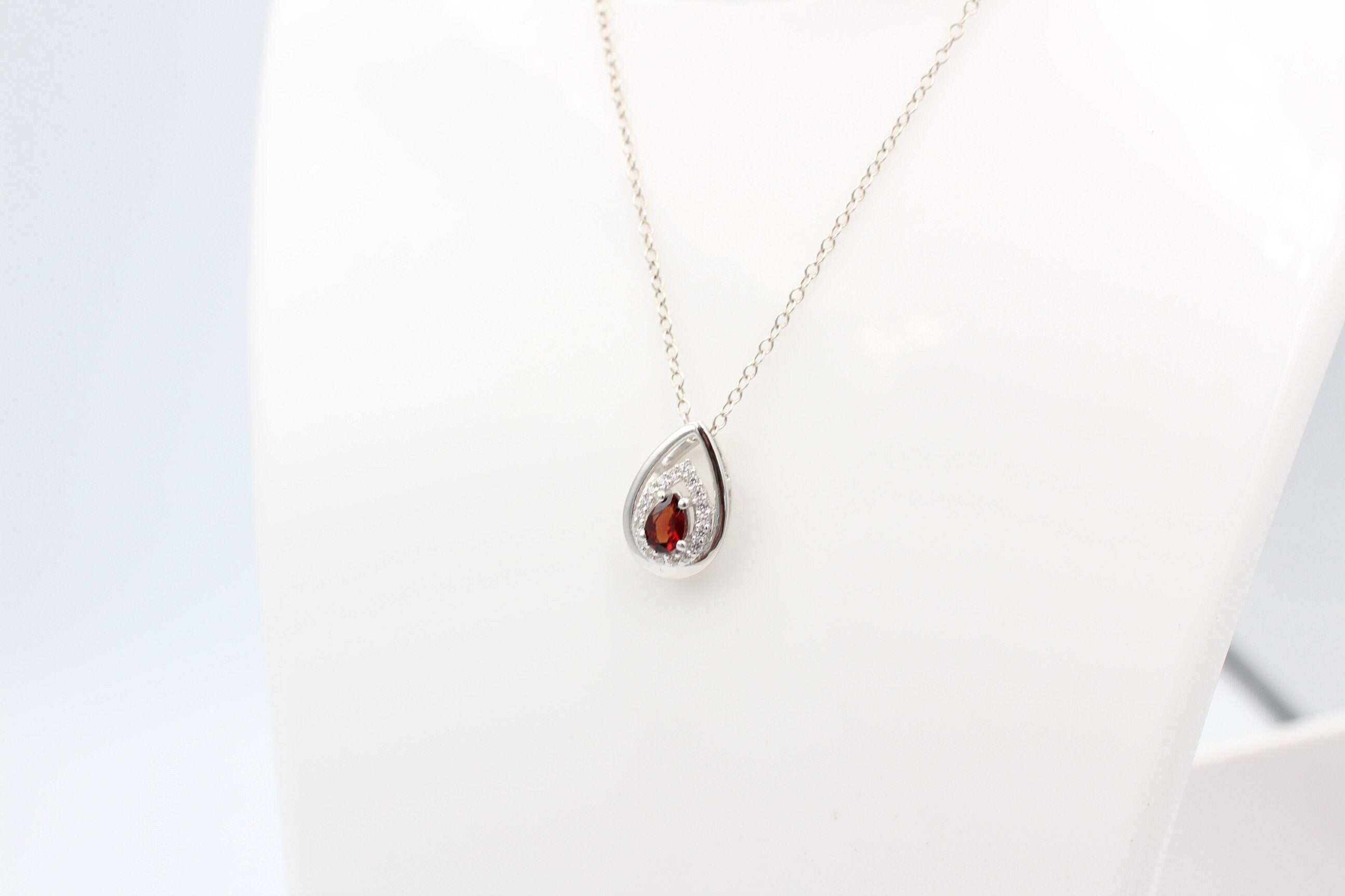 Edler 0,51 Carat Granat Anhänger 925 Silber Collier Kette blutroter Edelstein