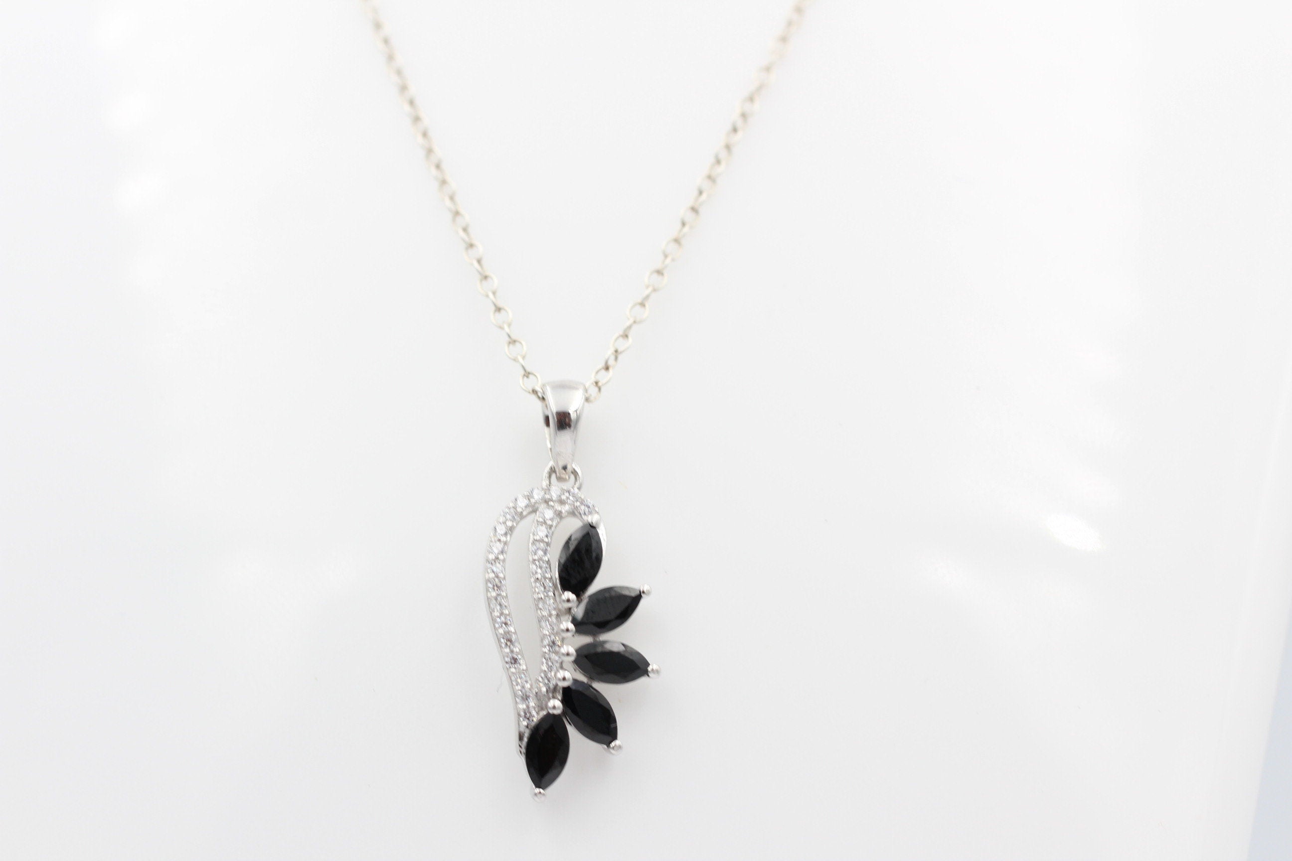 1,26 Carat schwarzer Onyx Anhänger 925 Silber Collier Kette schwarzer Edelstein
