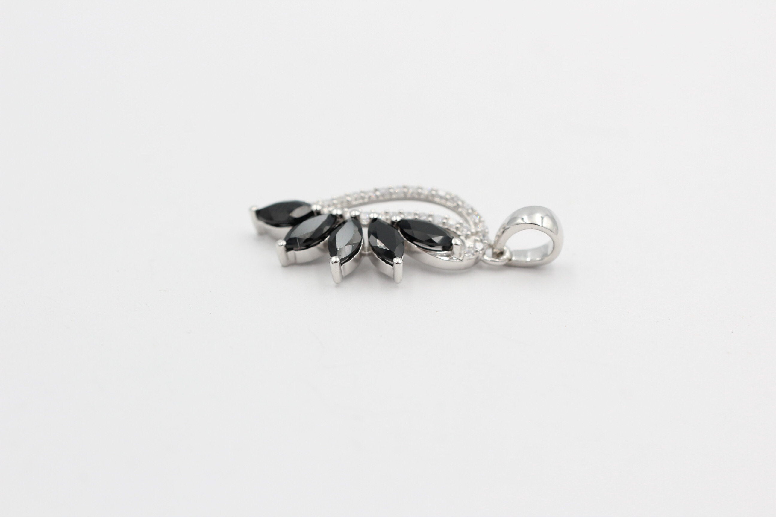 1,26 Carat schwarzer Onyx Anhänger 925 Silber Collier Kette schwarzer Edelstein