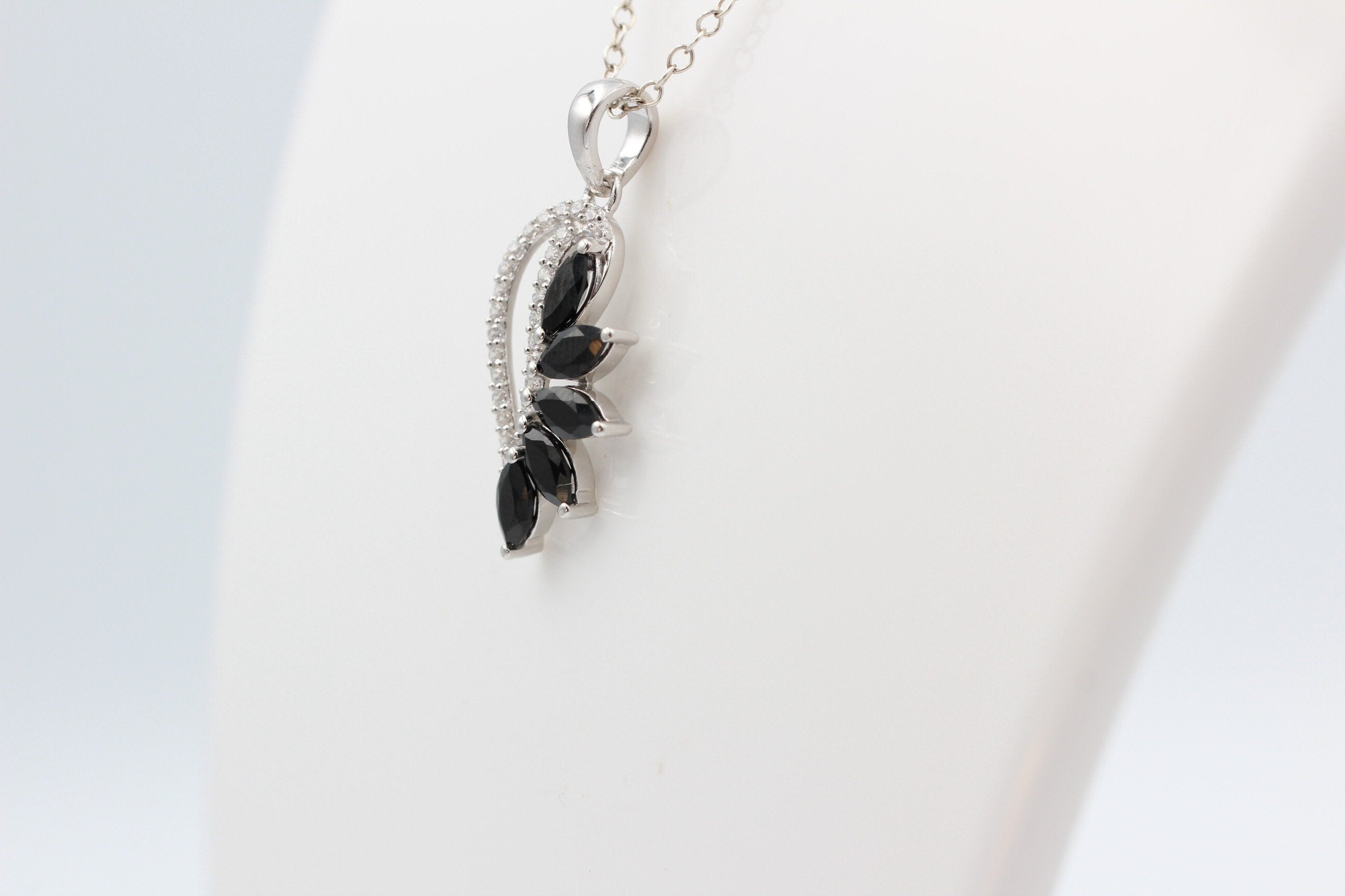 1,26 Carat schwarzer Onyx Anhänger 925 Silber Collier Kette schwarzer Edelstein