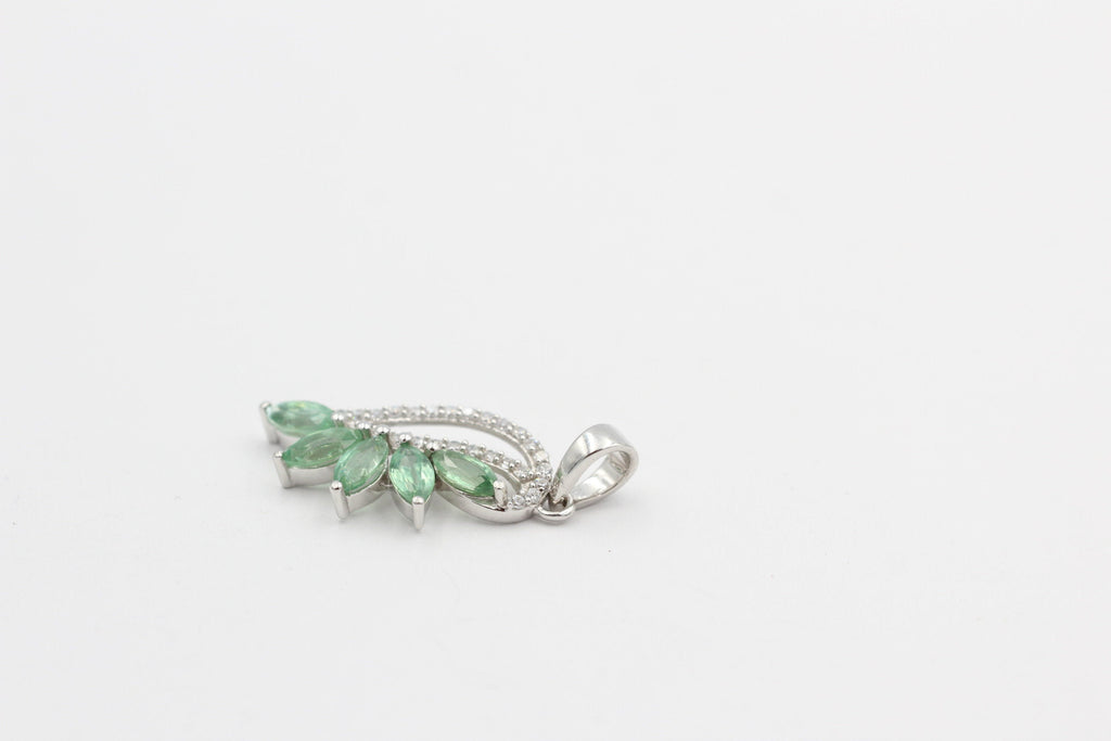 1,26 Carat grüner Kyxanit Anhänger 925 Silber Collier Kette Mintfarbener Kyanit