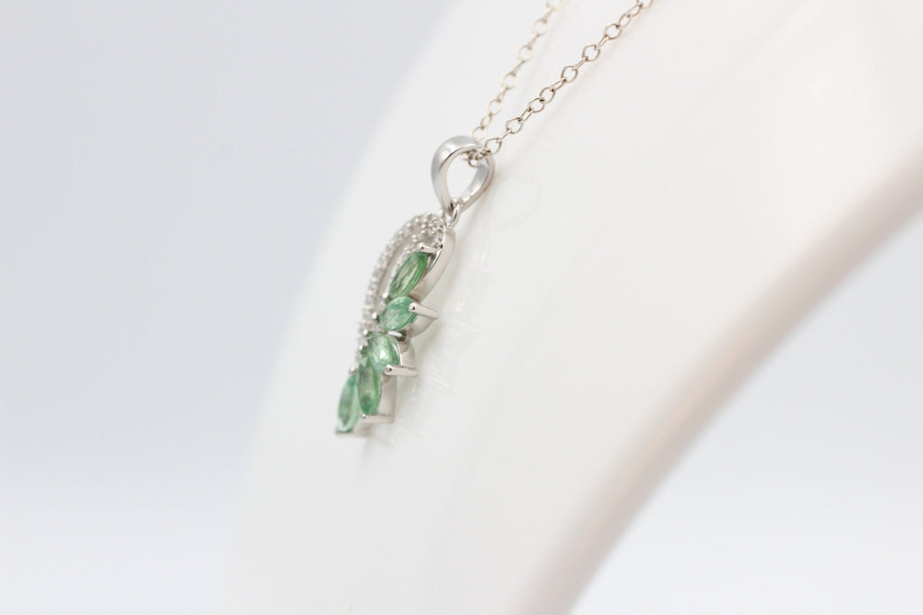 1,26 Carat grüner Kyxanit Anhänger 925 Silber Collier Kette Mintfarbener Kyanit