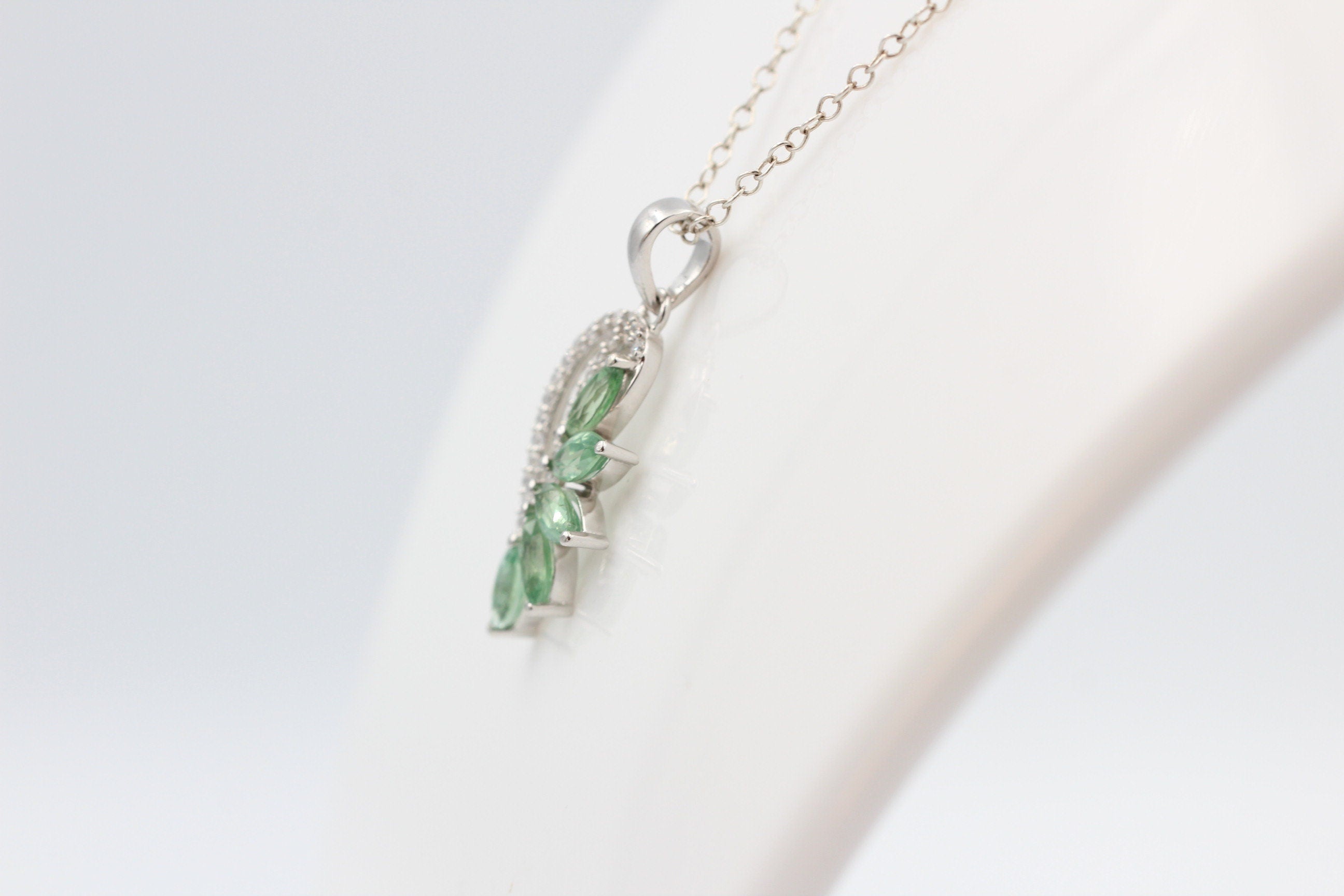 1,26 Carat grüner Kyxanit Anhänger 925 Silber Collier Kette Mintfarbener Kyanit