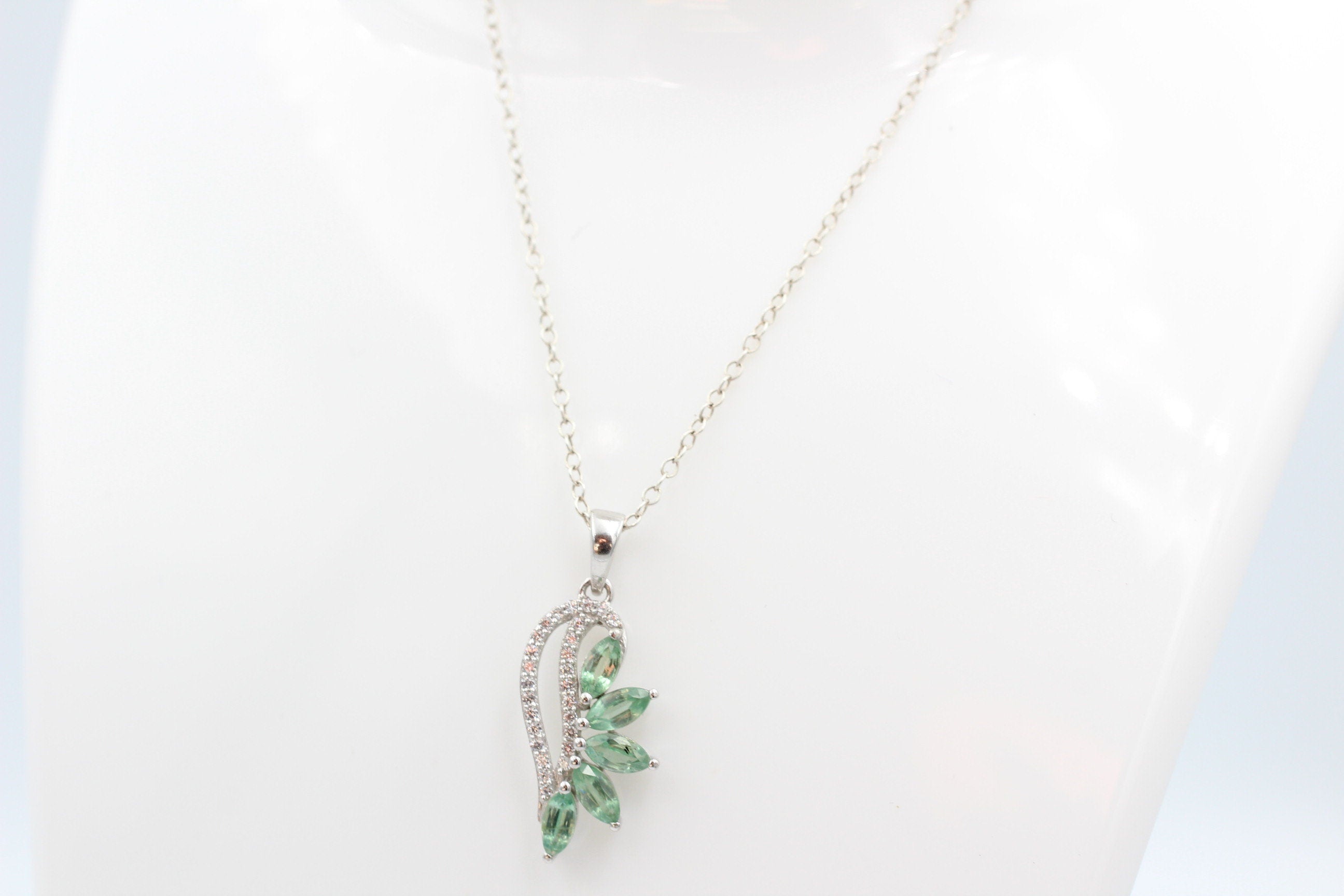 1,26 Carat grüner Kyxanit Anhänger 925 Silber Collier Kette Mintfarbener Kyanit