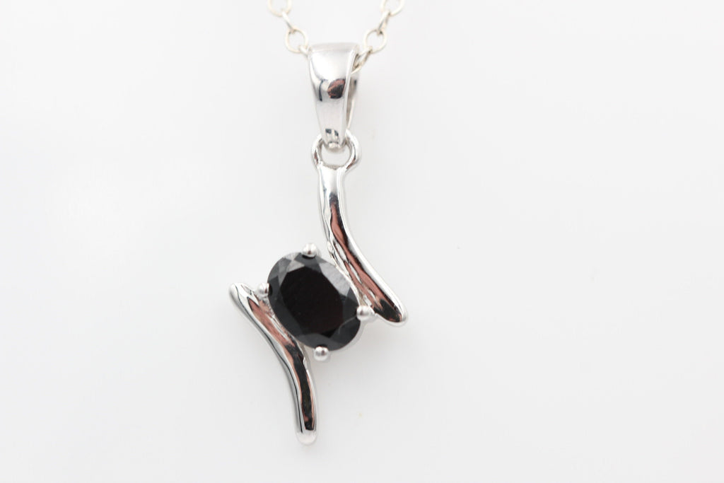 0,72 Carat schwarzer Onyx Anhänger 925 Silber Collier Kette schwarzer Edelstein