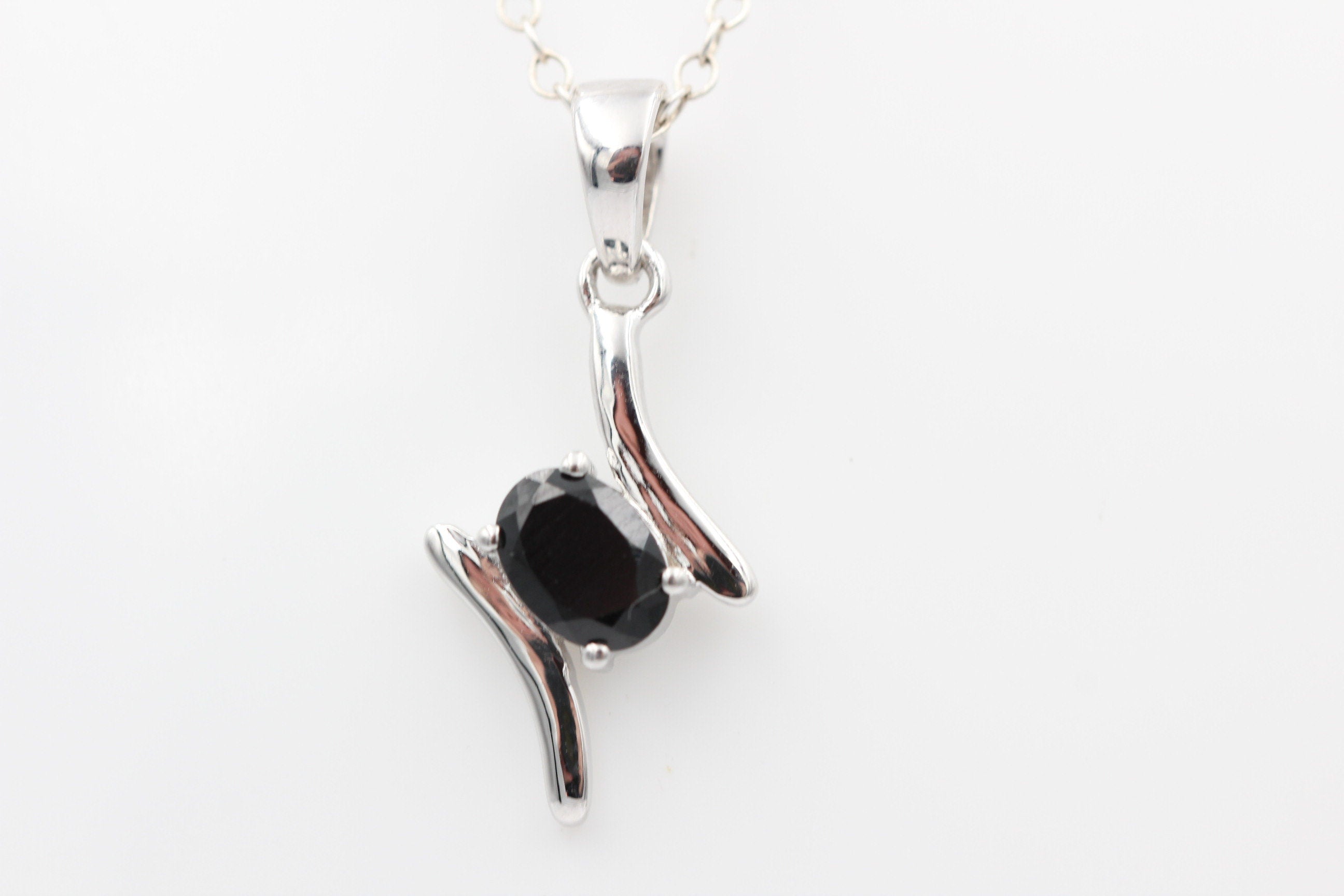 0,72 Carat schwarzer Onyx Anhänger 925 Silber Collier Kette schwarzer Edelstein