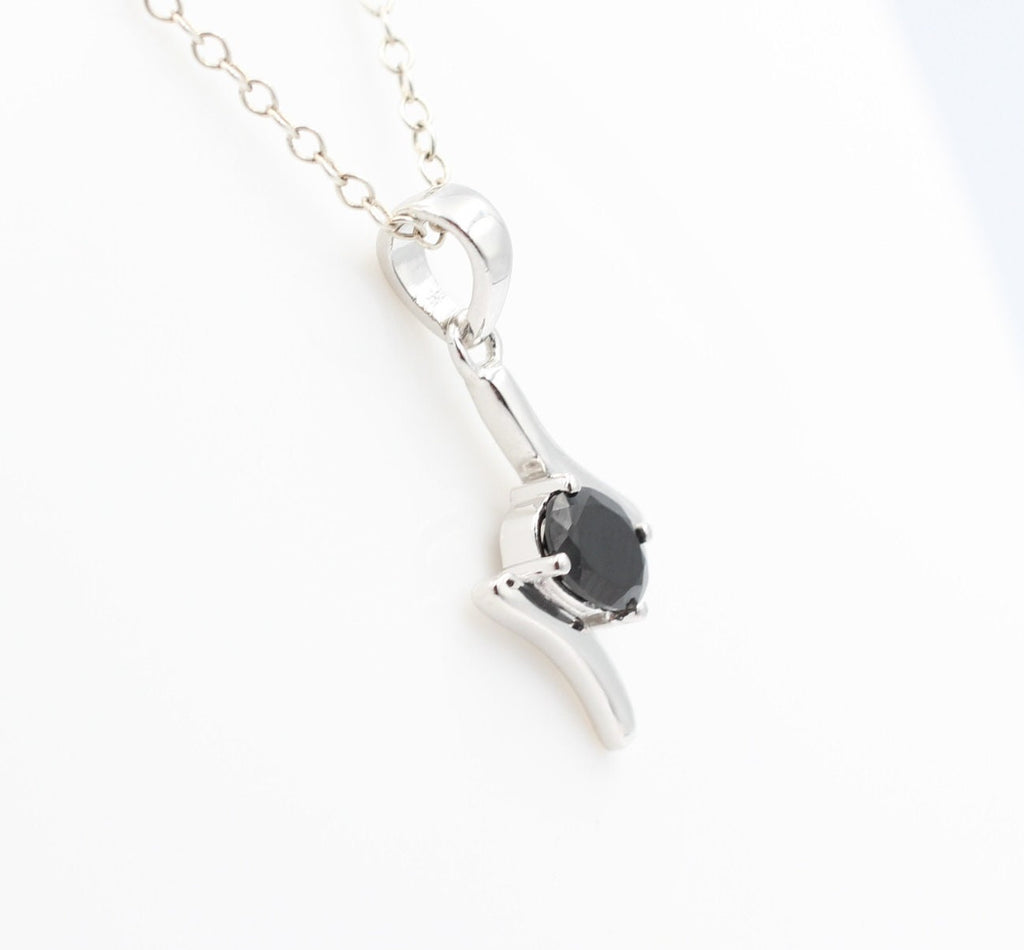 0,72 Carat schwarzer Onyx Anhänger 925 Silber Collier Kette schwarzer Edelstein